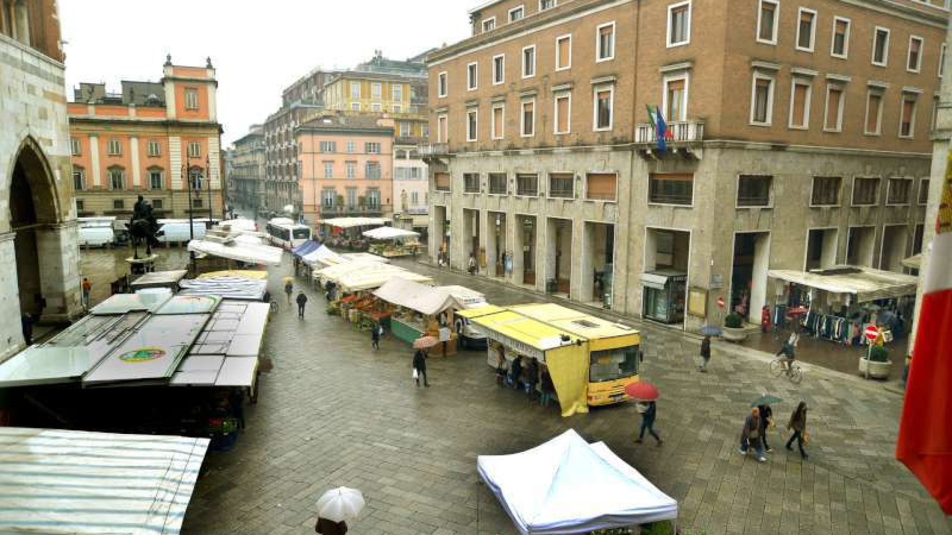 Mercato, passa l'odg della minoranza: "Piazza chiusa anche al mercoledì"