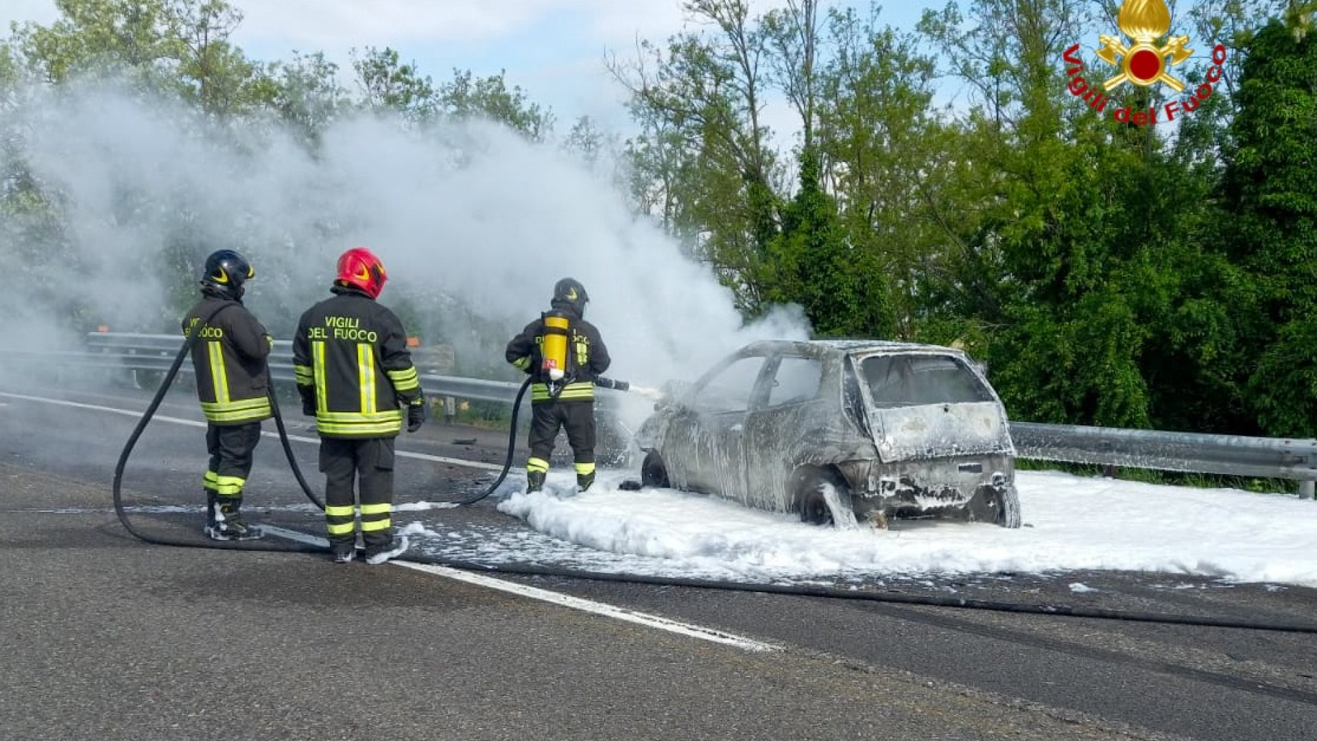 Auto divorata dalle fiamme dopo un tamponamento in A21 a Castel San Giovanni