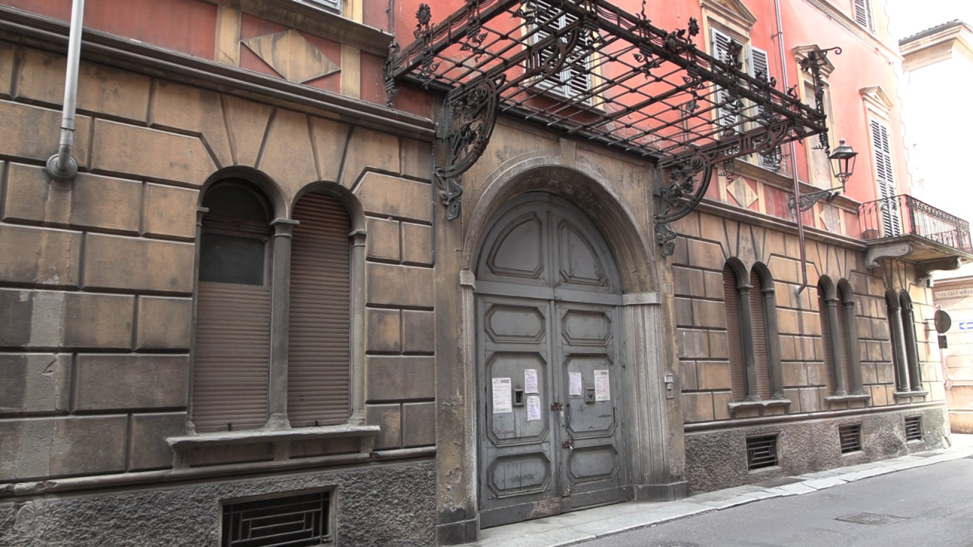 Una gigantografia di Verdi sull'ex albergo San Marco. La giunta punta al recupero
