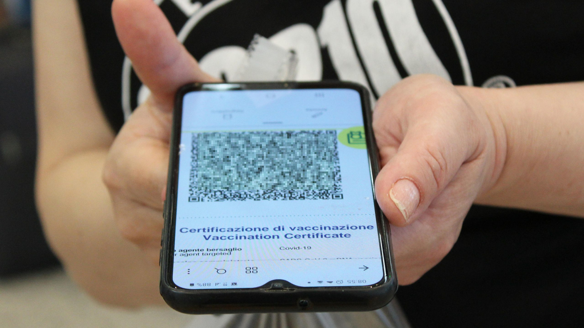 Falso green pass, niente domiciliari per i 17 no-vax indagati. Restano liberi