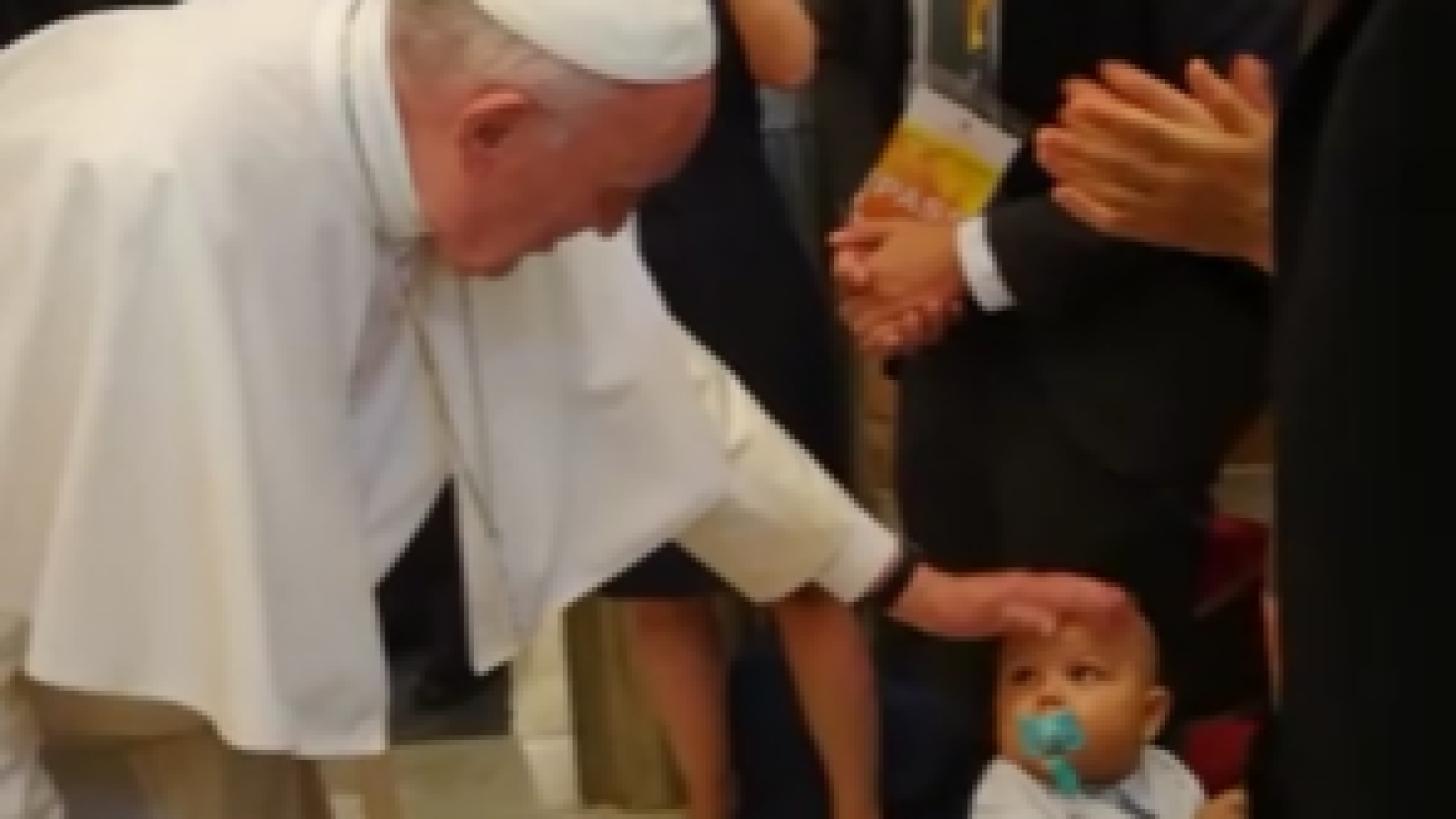 I sorrisi e le carezze di Papa Francesco: per il piccolo Lorenzo Foletti e la sua famiglia una giornata indimenticabile VIDEO