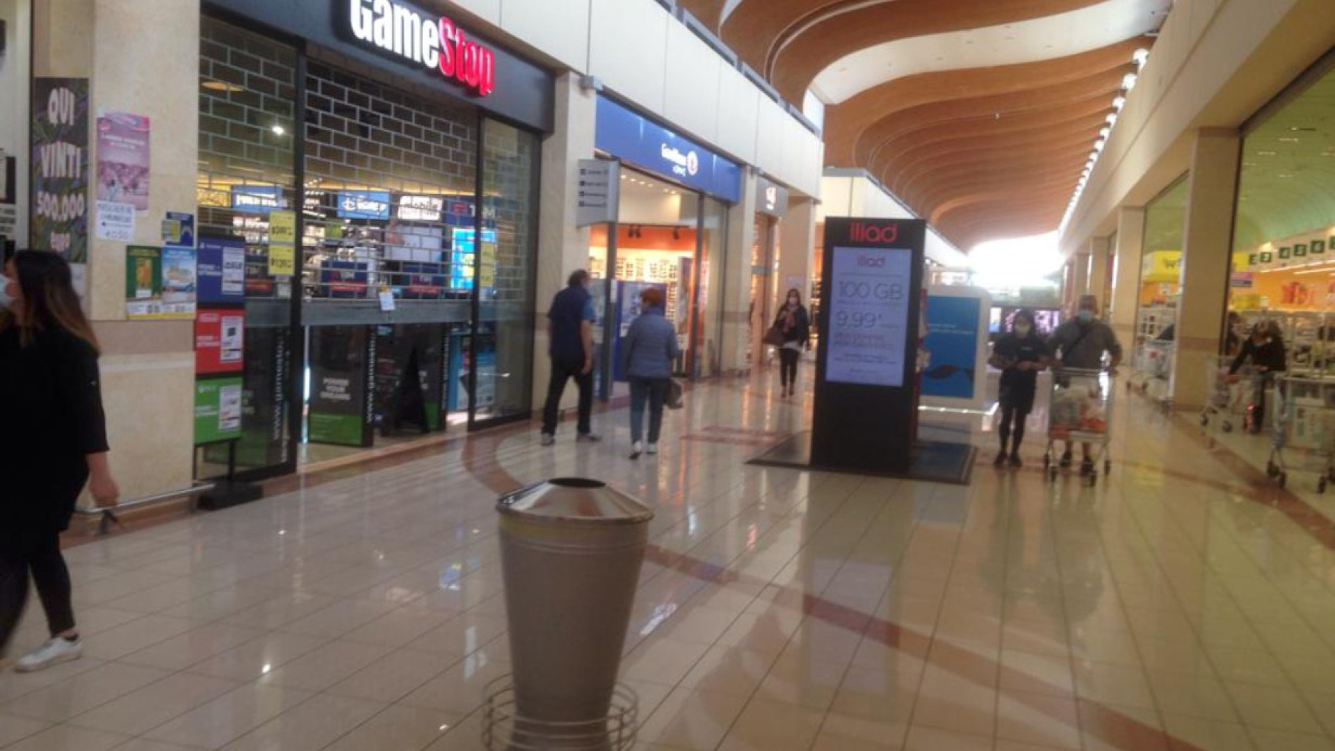 Ladri si calano al Galassia: rubati cellulari e consolle per 100mila euro