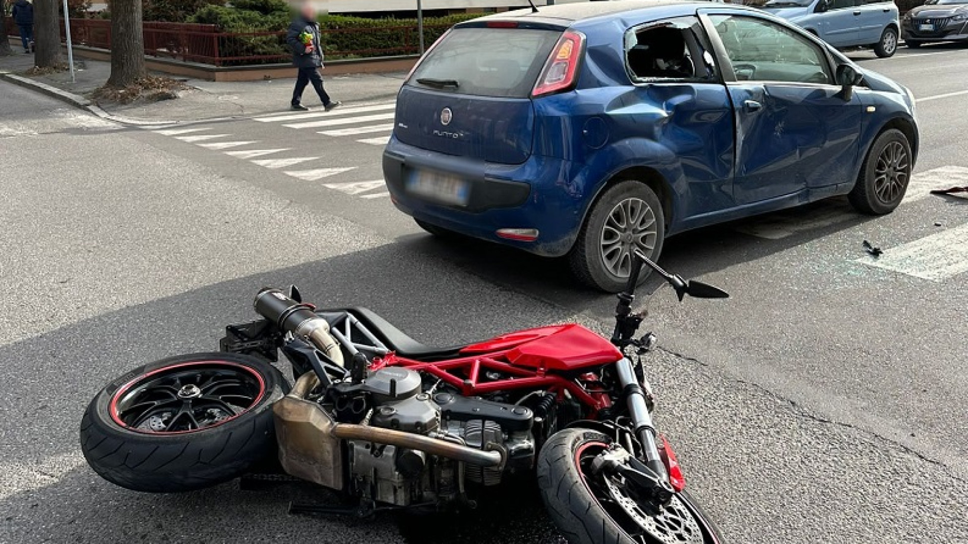 Scontro tra auto e moto in via Morigi: un ferito e pesanti disagi alla circolazione