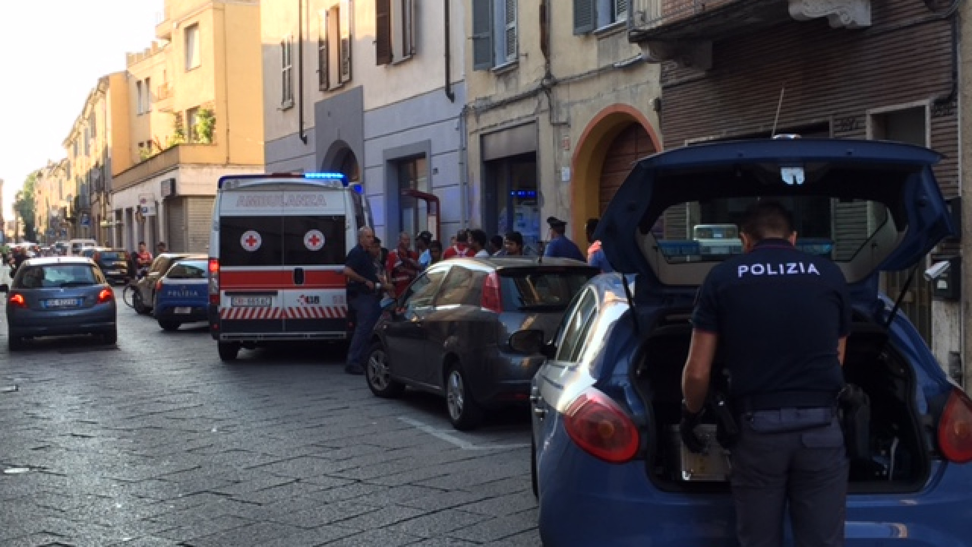Rissa a colpi di bastone in via Roma, cinque stranieri feriti