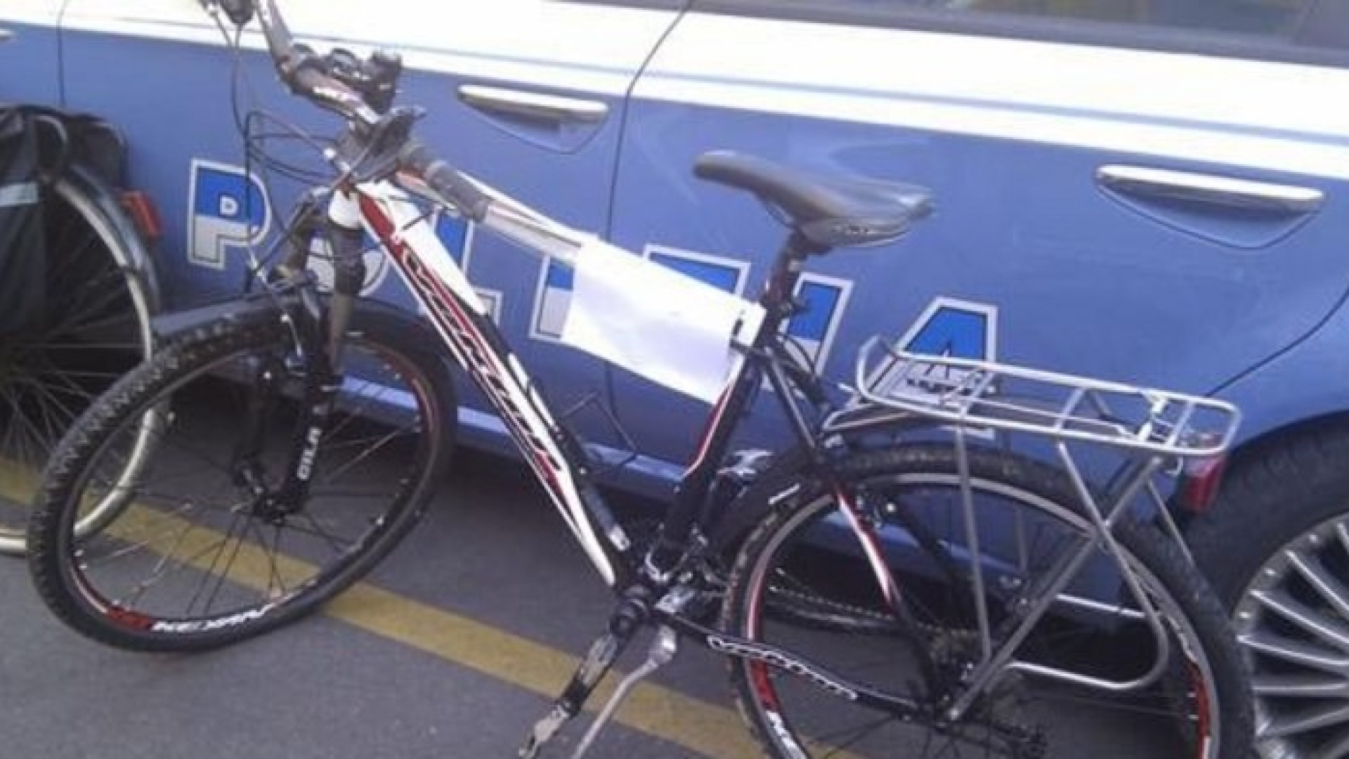 Subisce il furto della bicicletta, commerciante reagisce e blocca il ladro