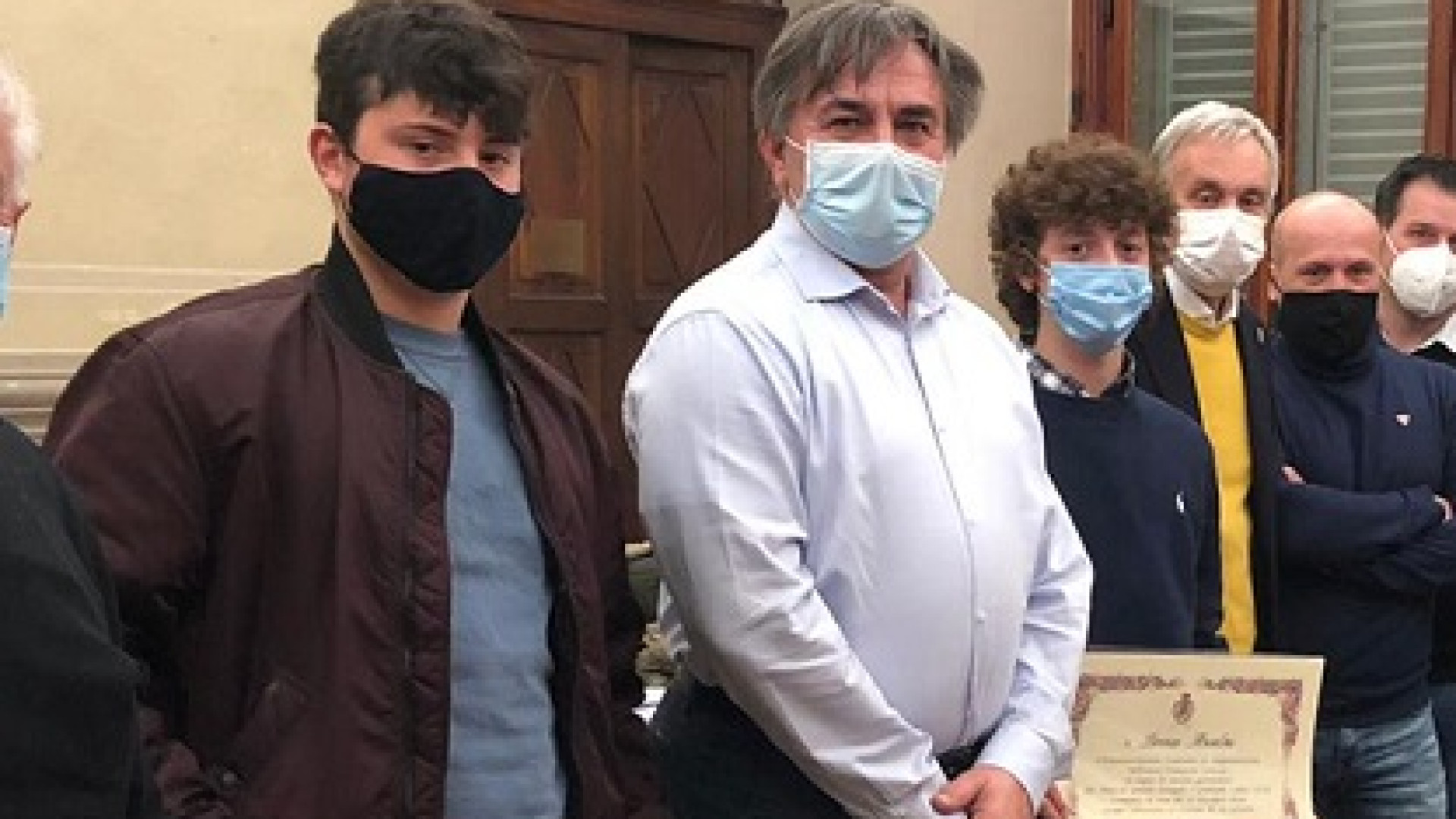 Salvarono un uomo, il Comune ha premiato Davide e Lorenzo