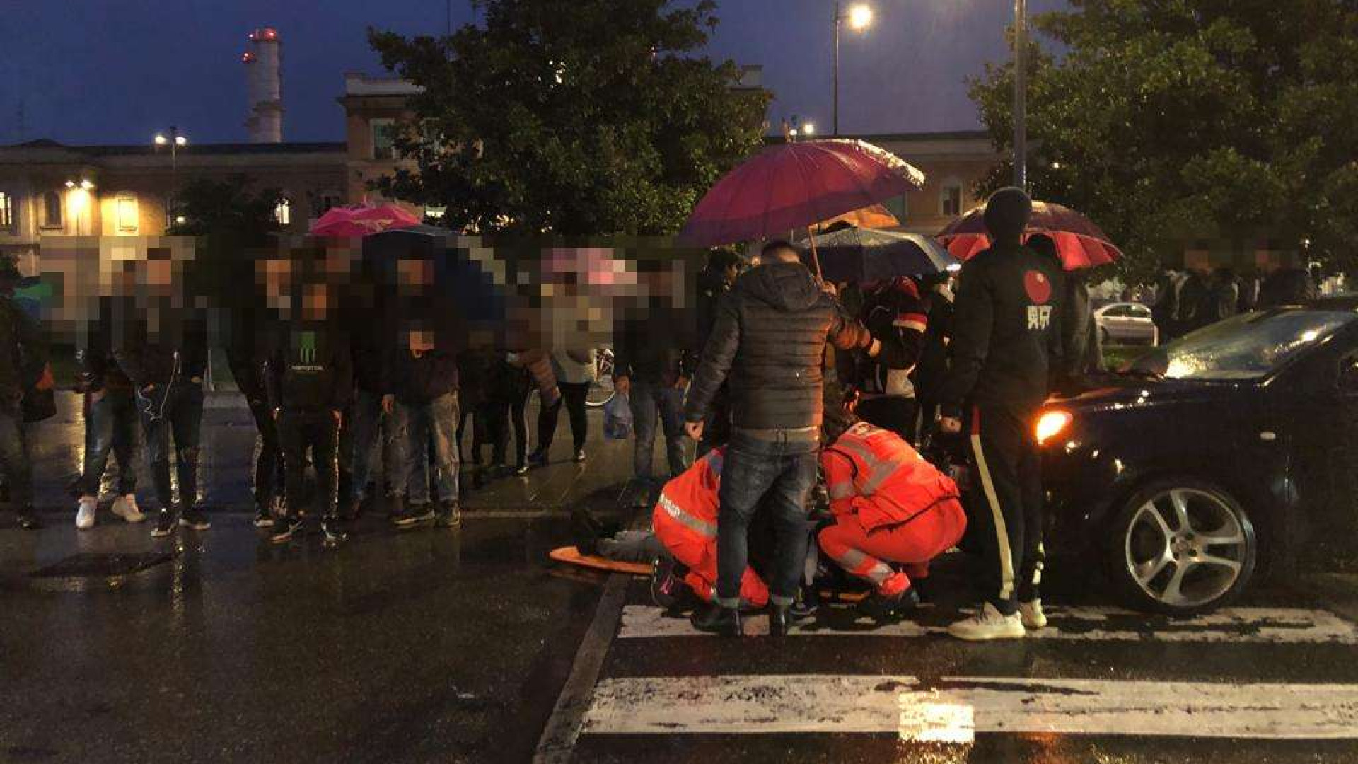 Travolta da un'auto in prossimità delle strisce pedonali: ragazza in gravi condizioni