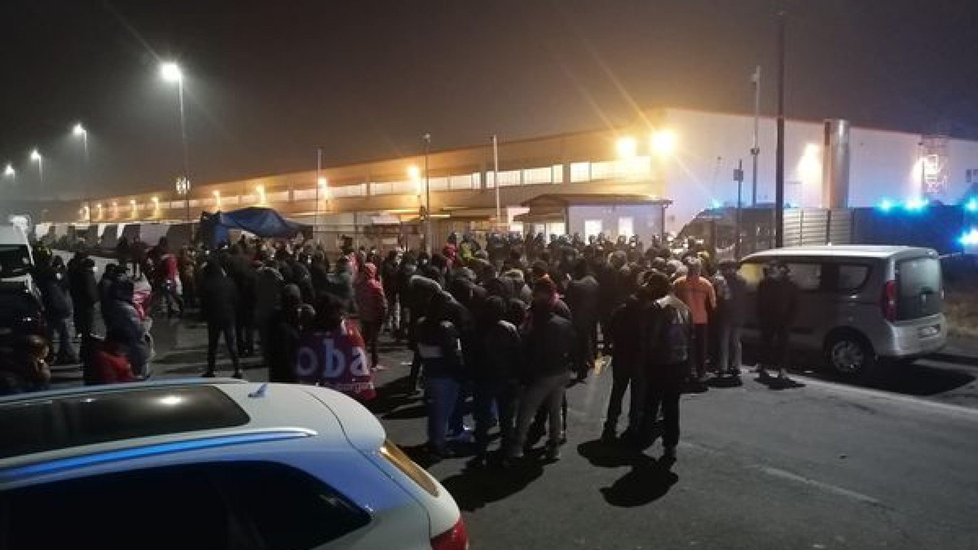 Scontri tra Si Cobas e polizia, due agenti feriti: “In corso accertamenti” - VIDEO