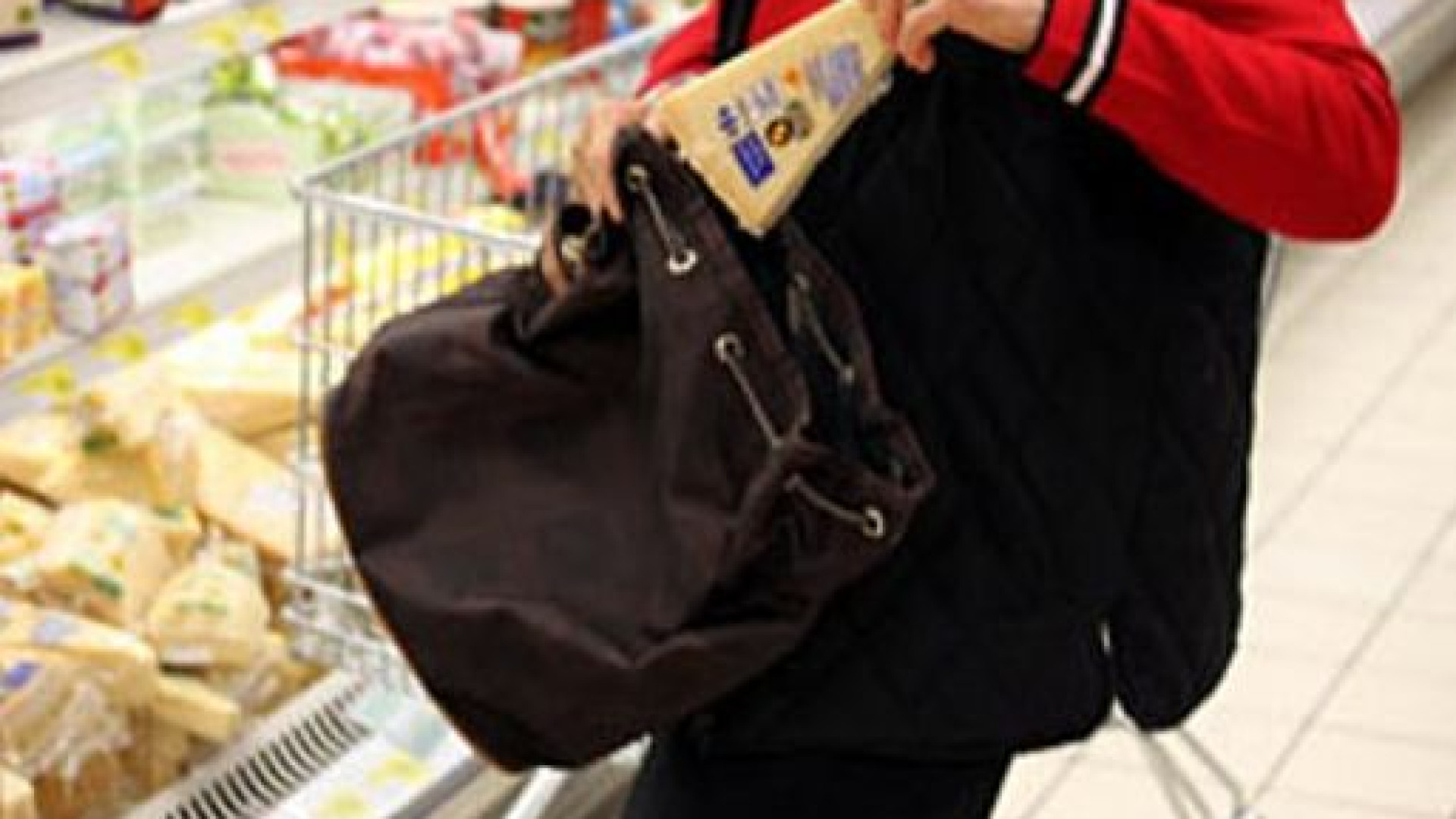 Fanno sparire 18 confezioni di Parmigiano reggiano; arrestate