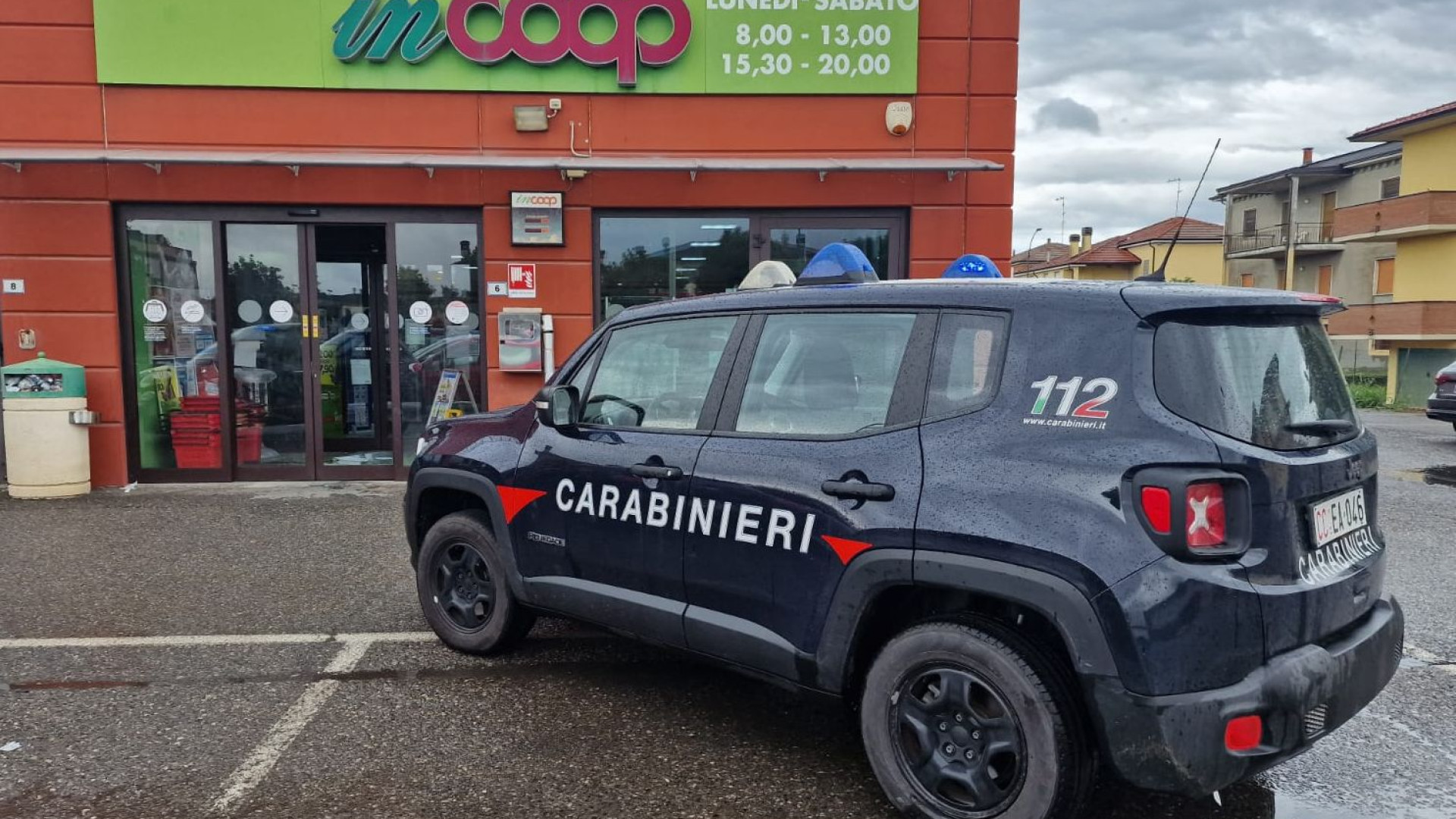 Spaccata in pieno giorno la vetrina del supermercato di Sarmato