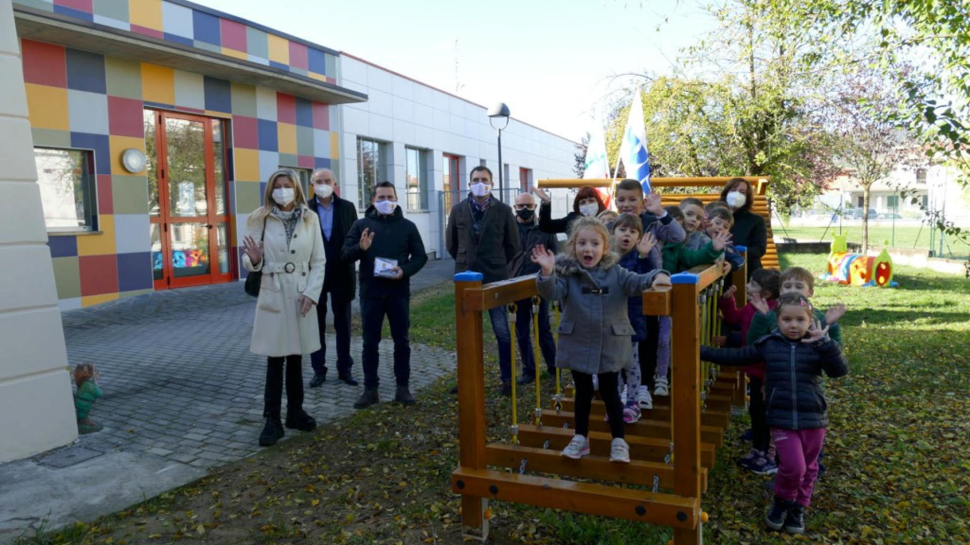 Nuovi giochi donati da Avis, i bambini "assaltano" l'area verde della scuola