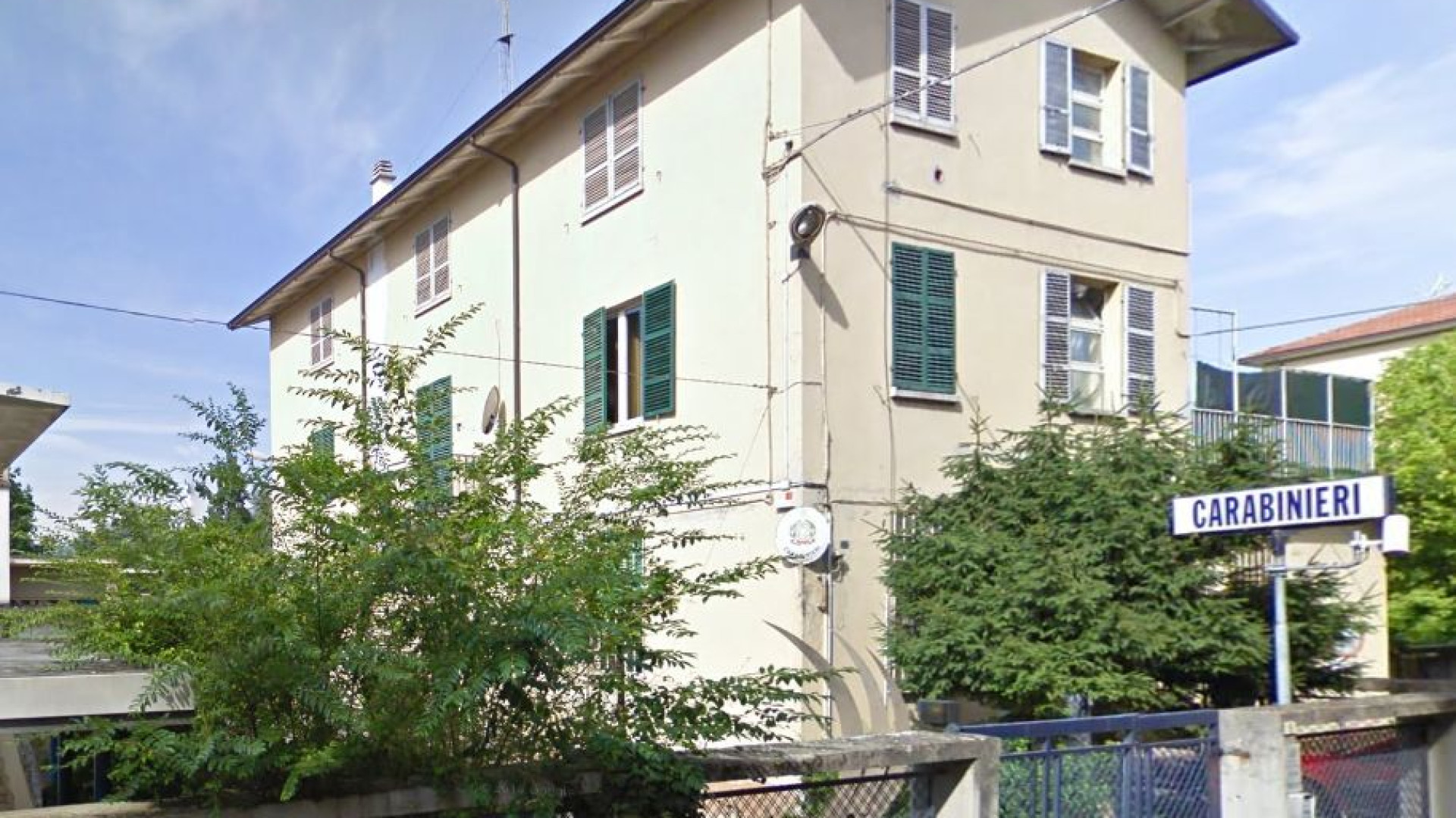 Agli arresti domiciliari, 37enne esce a bere: trovato riverso a terra dai carabinieri. Torna in carcere