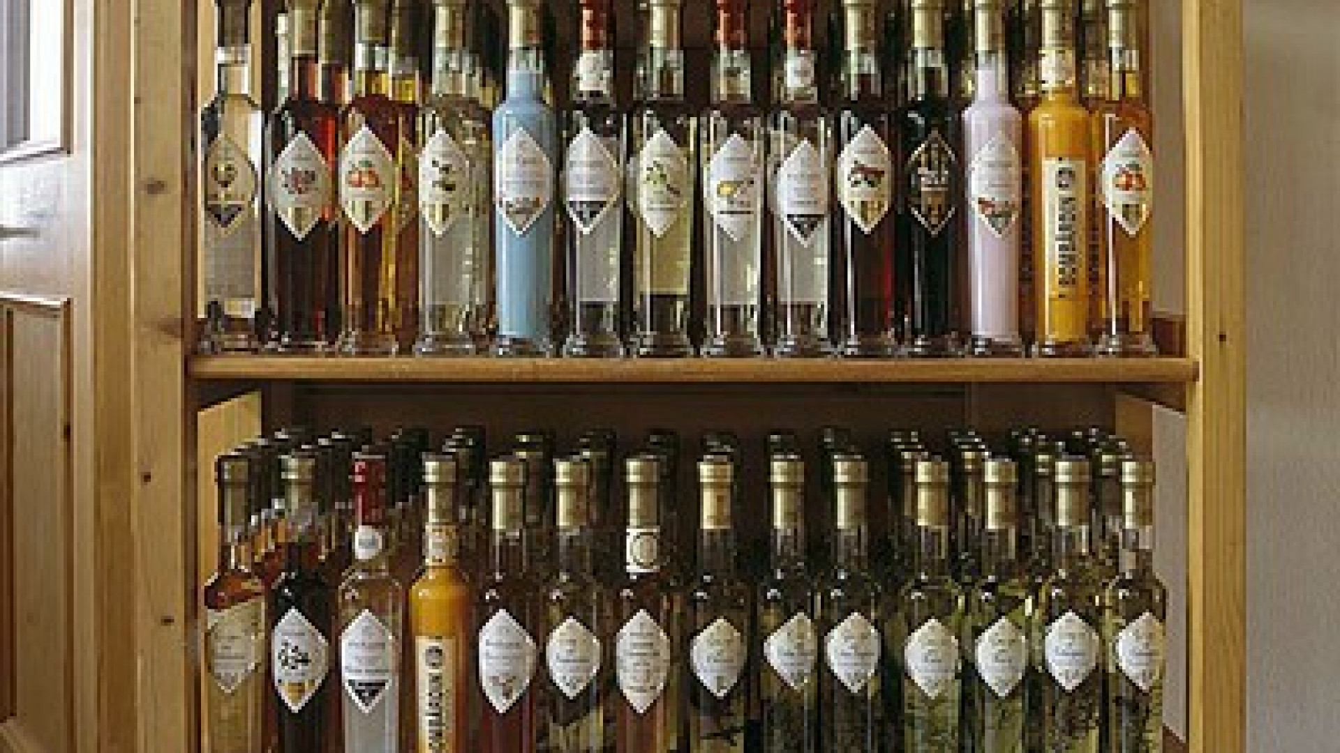 Vini e grappe sul conto dell’azienda: dipendente denunciato