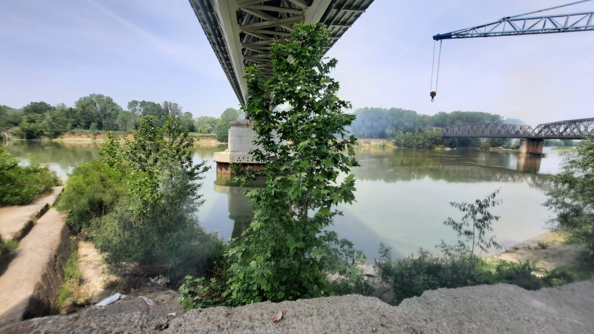 Incendio all'isolotto Maggi sotto al ponte del Po. Domato dai vigili del fuoco