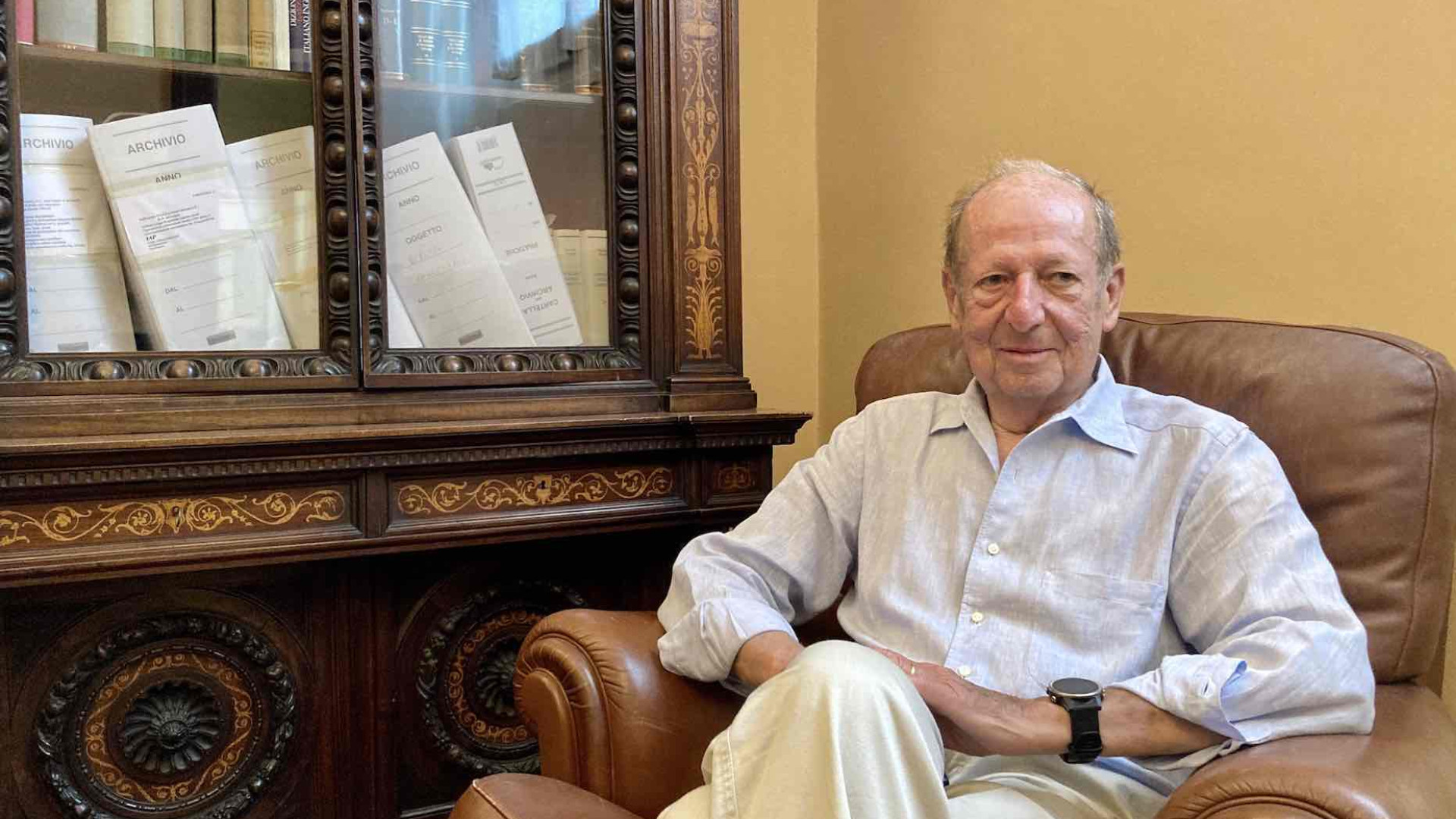 Dopo 45 anni Fantigrossi restituisce il sigillo da notaio: "Una vita tra atti e cavalli"