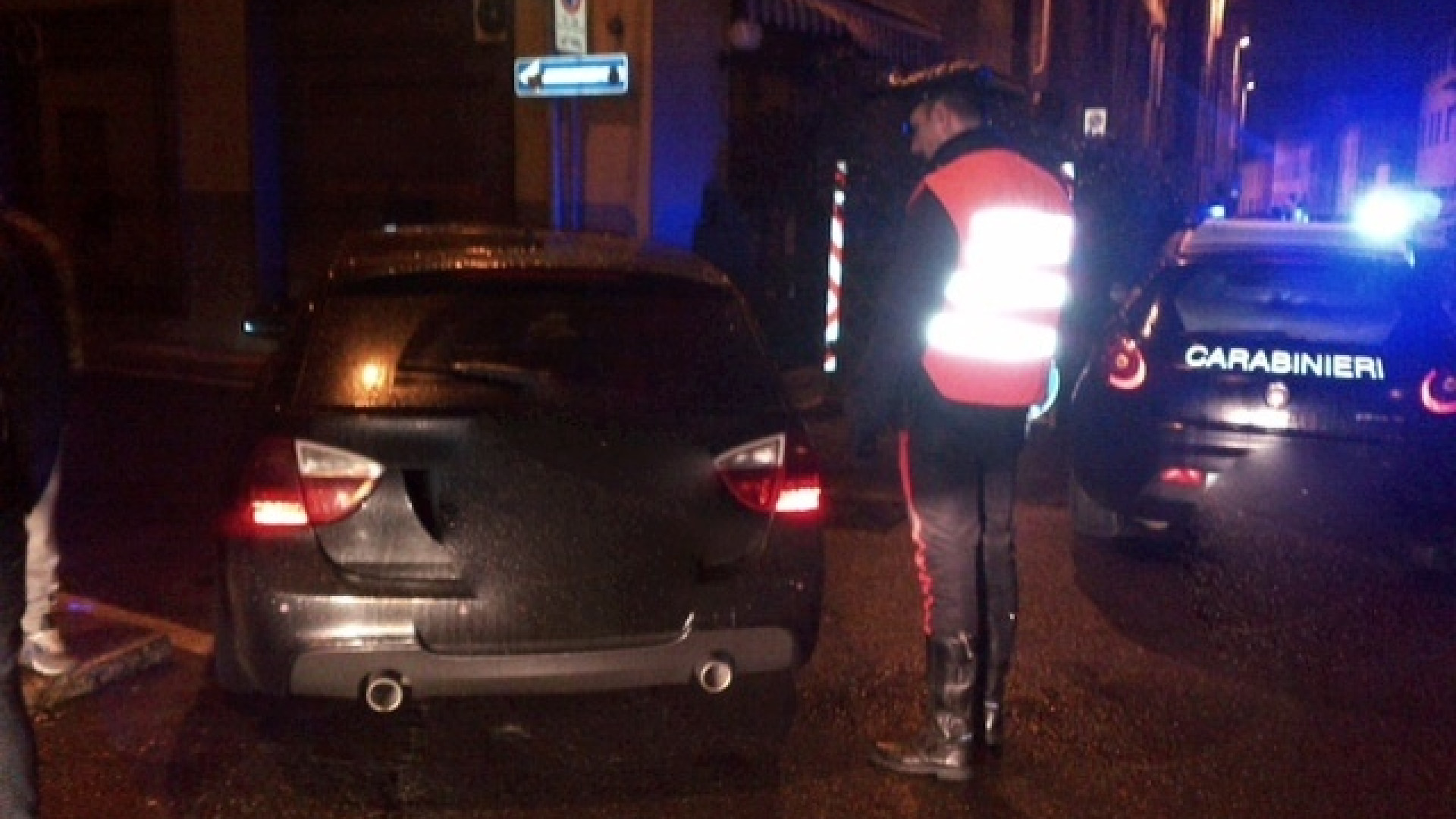 Inseguimento a folle velocità per le vie del centro: due arresti