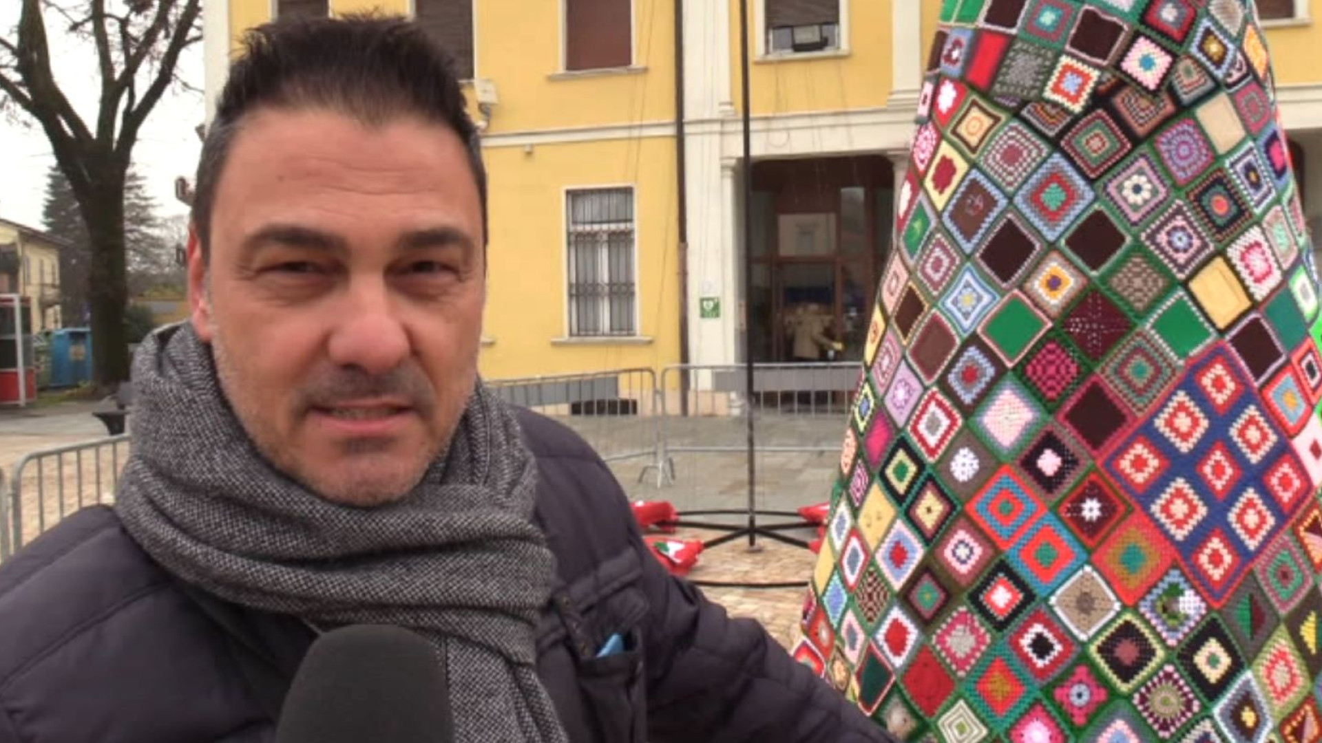 A Gossolengo albero natalizio di quattro metri realizzato con l'uncinetto