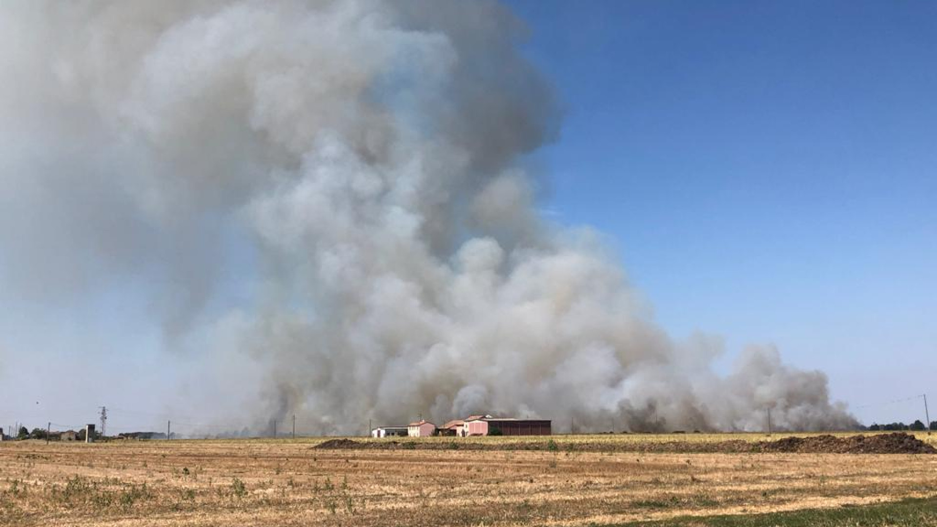 San Pietro in Cerro: vasto incendio in un campo. Vigili del fuoco in azione
