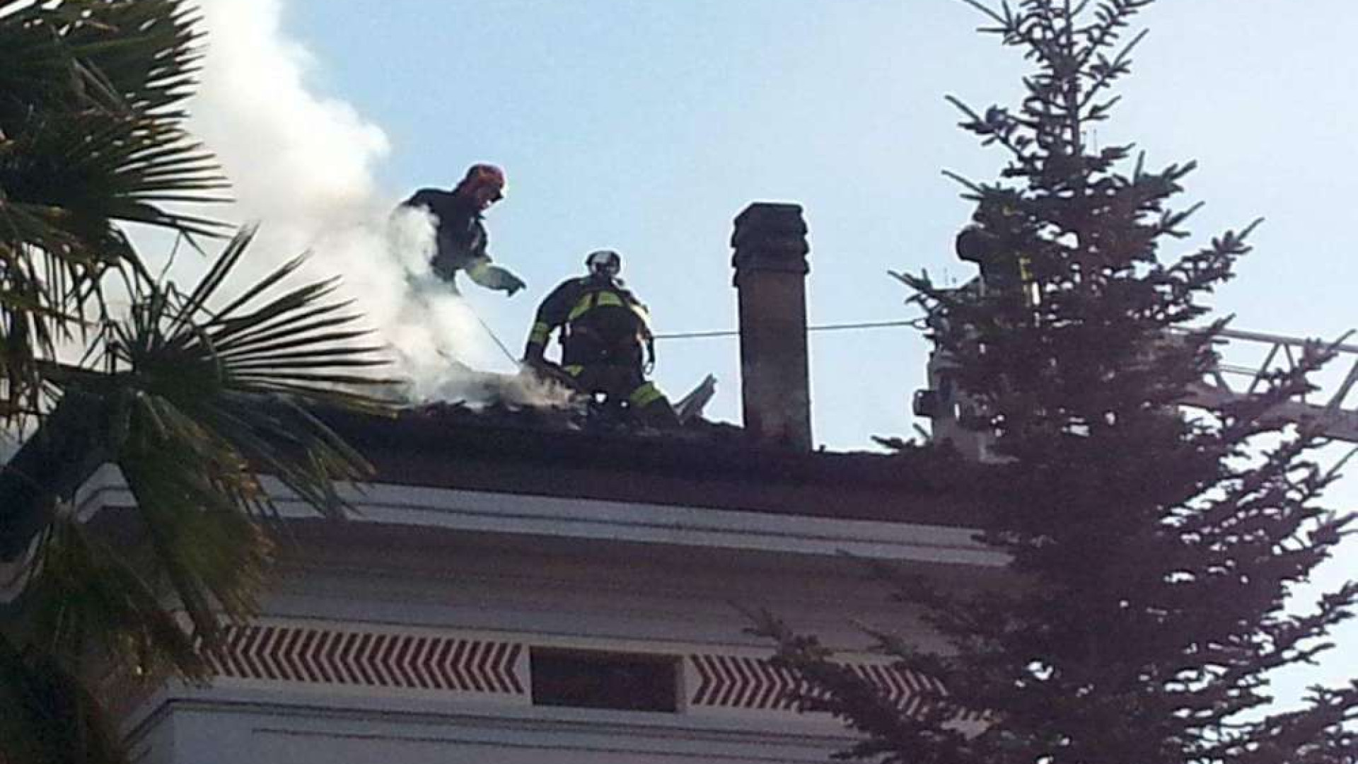 Paura a Casaliggio, brucia il tetto.I pompieri salvano una villa. VIDEO