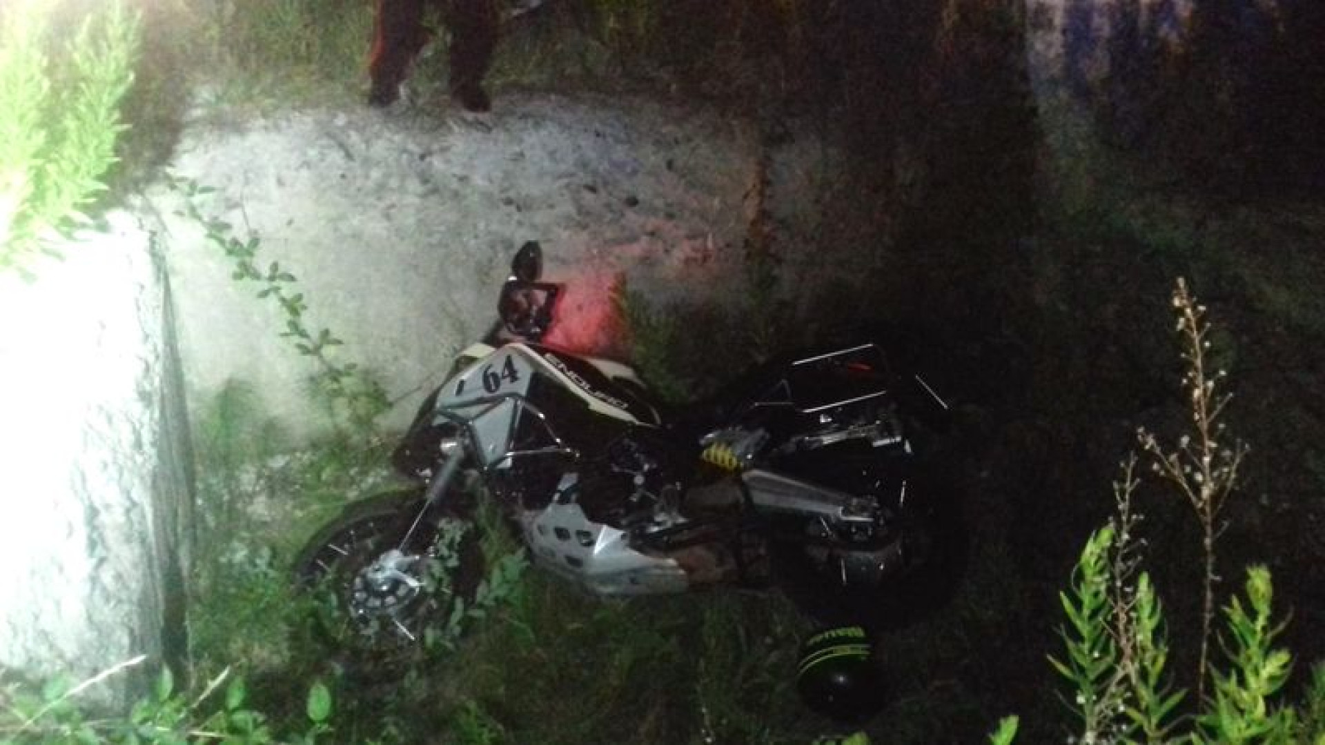 Fabrizio Brizzolesi poteva salvarsi? Domani l'autopsia chiarirà le cause del decesso del motociclista finito in una buca di cemento