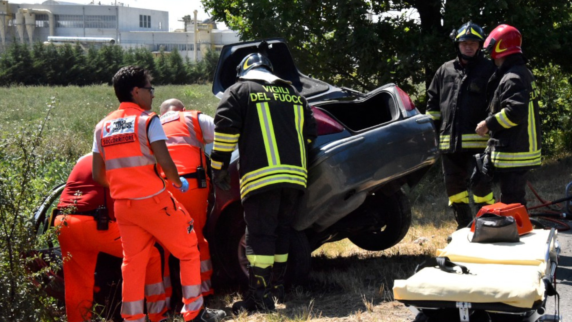 Frontale a Fossadello, due auto nel canale: un ferito. Provinciale chiusa per mezz'ora