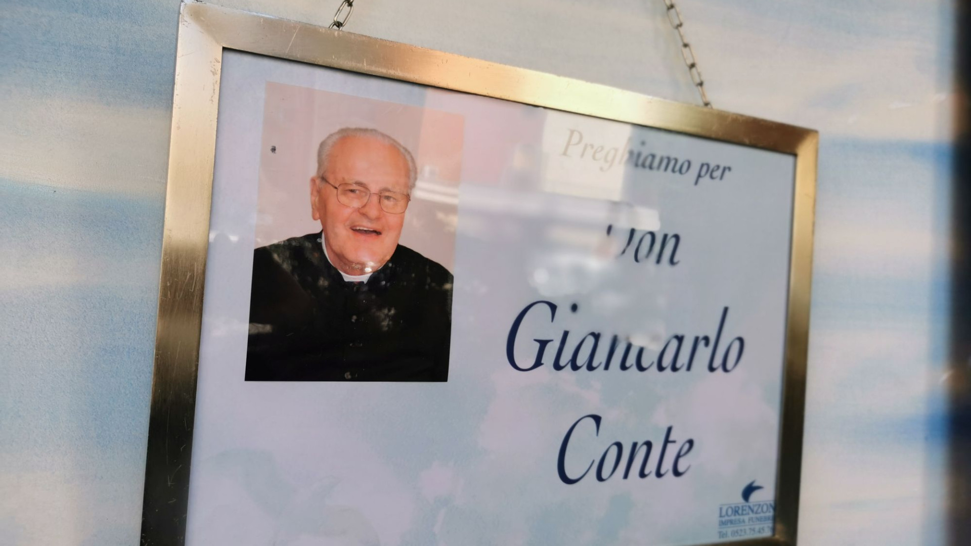 Chiesa e giardino gremiti per l'ultimo saluto a don Giancarlo Conte