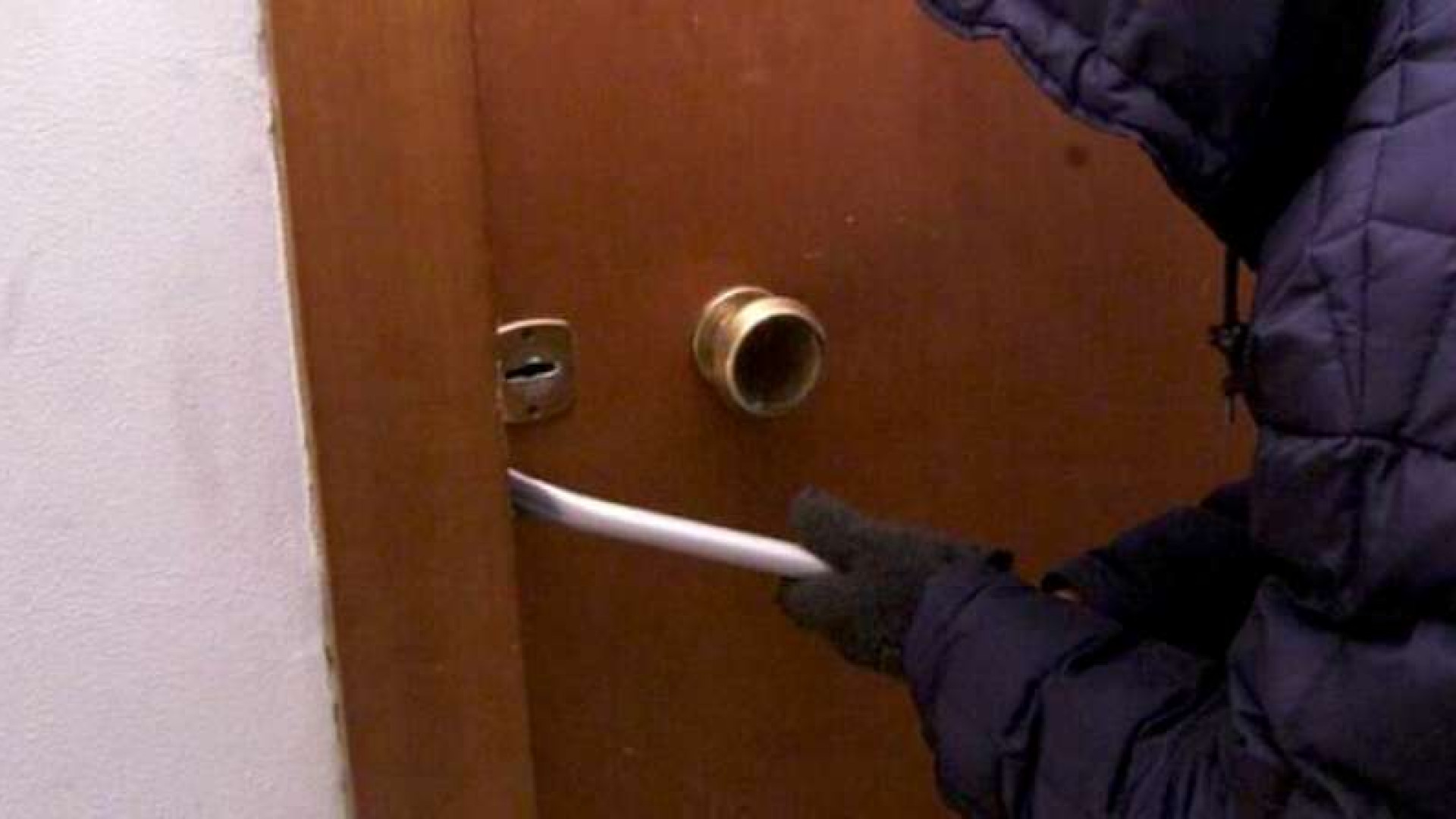 Entra in casa ma la chiave è rotta: scopre il furto di 5mila euro di gioielli