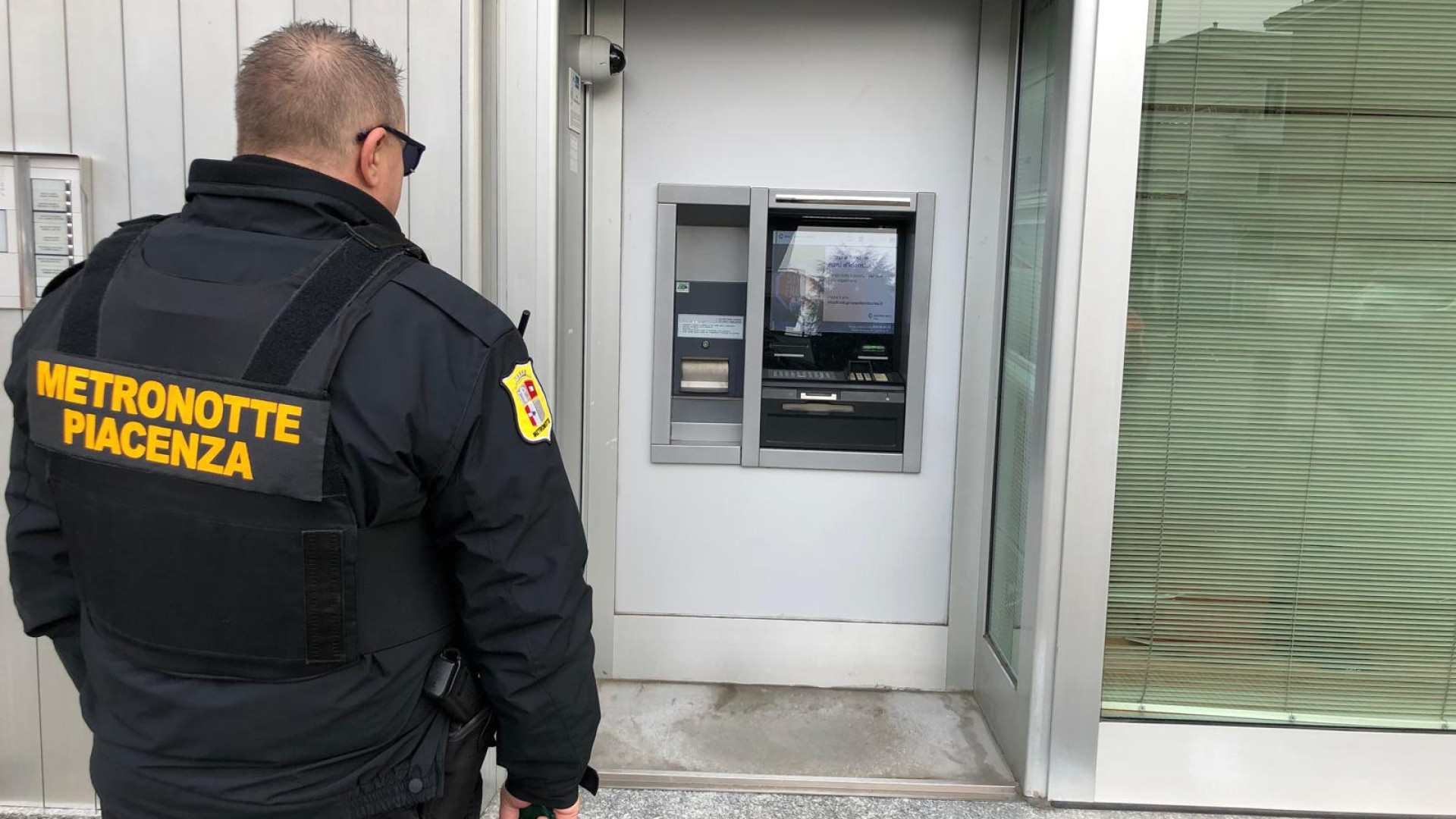 Assalto in banca, silenziato l'allarme con la schiuma: bottino da 13mila euro