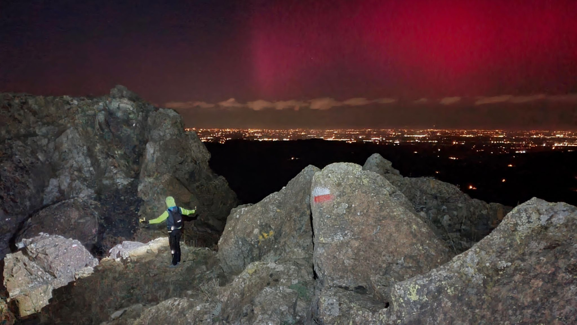 L'aurora boreale illumina il cielo di Piacenza. Spettacolo naturale raro quanto magico