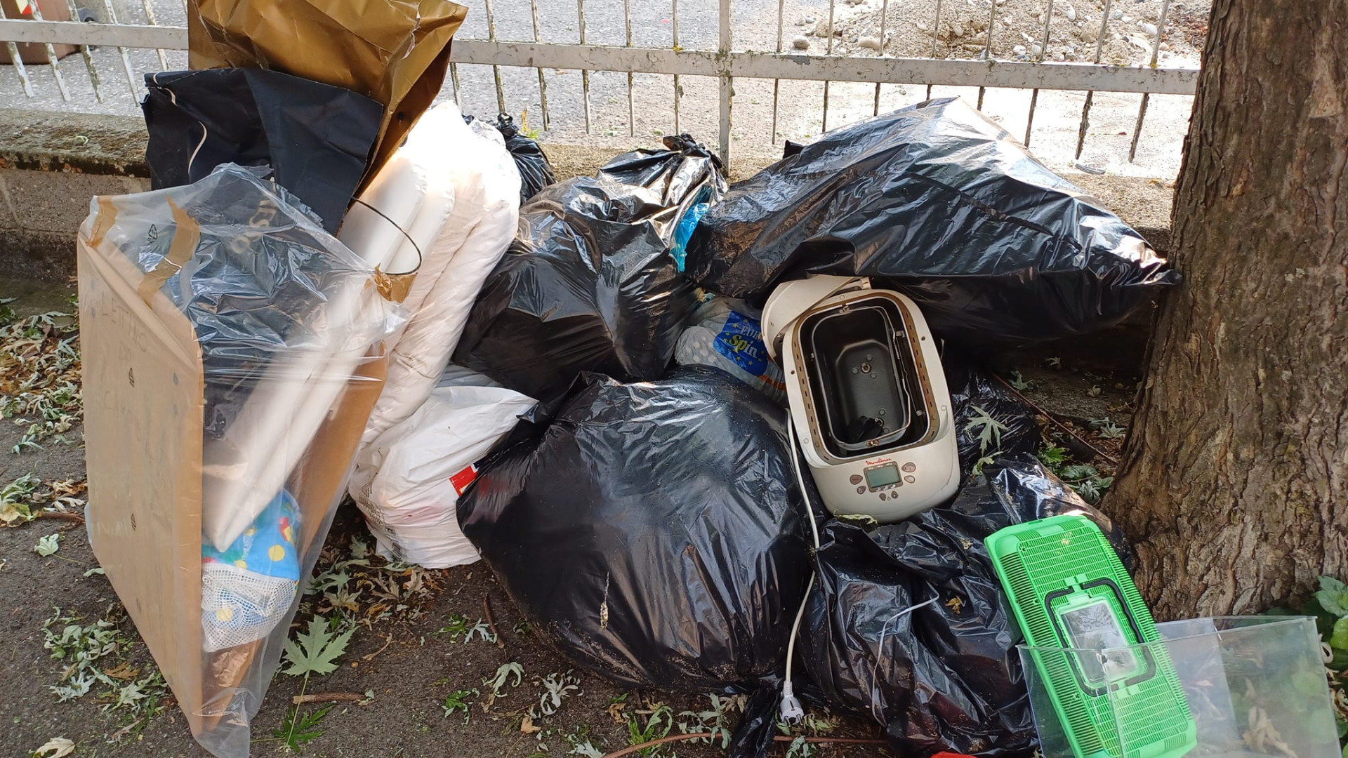 Nel box Caritas mutande sporche e tostapane rotti. "Di questo passo chiudiamo"