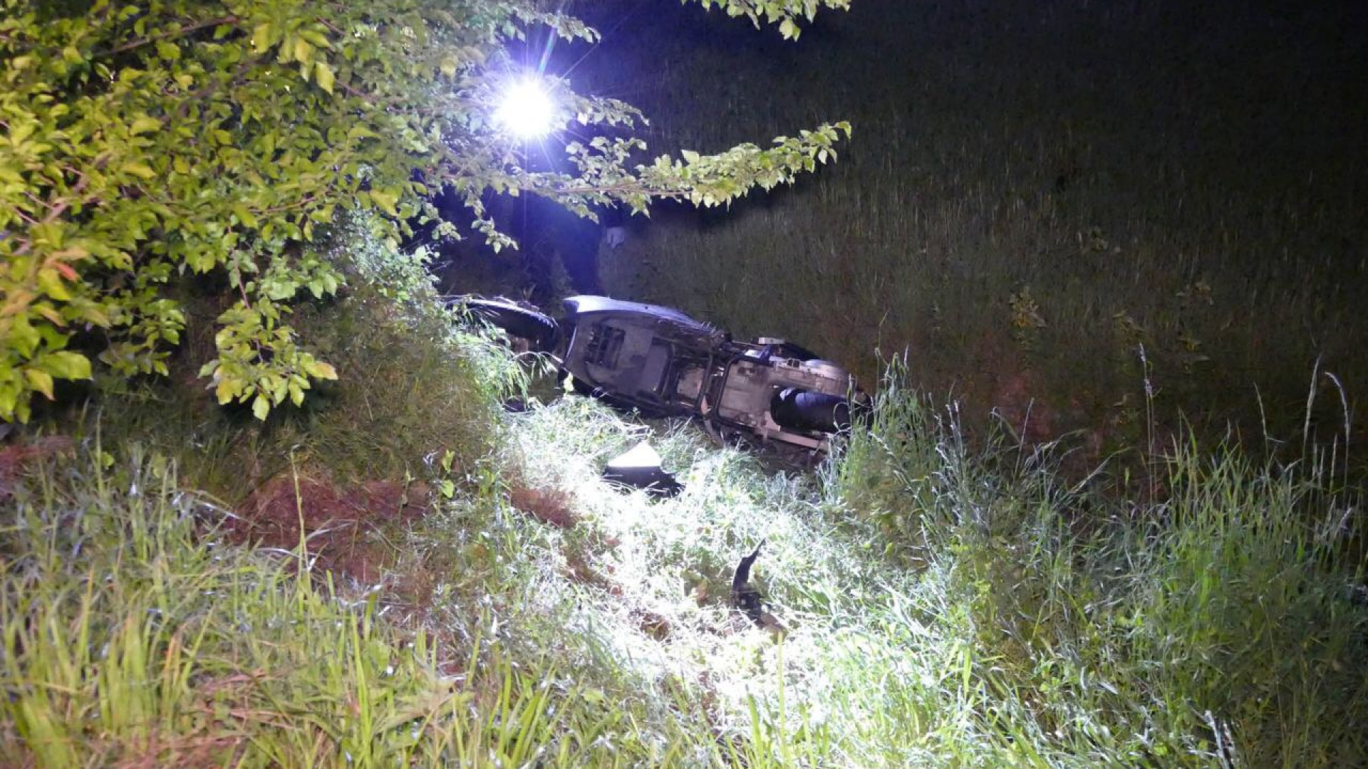 Scooter prepita nella scarpata, grave. Dinamica al vaglio