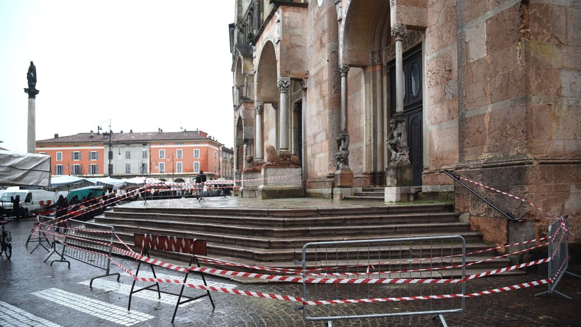 Calcinacci dalla facciata del Duomo di Piacenza, transennata parte del sagrato