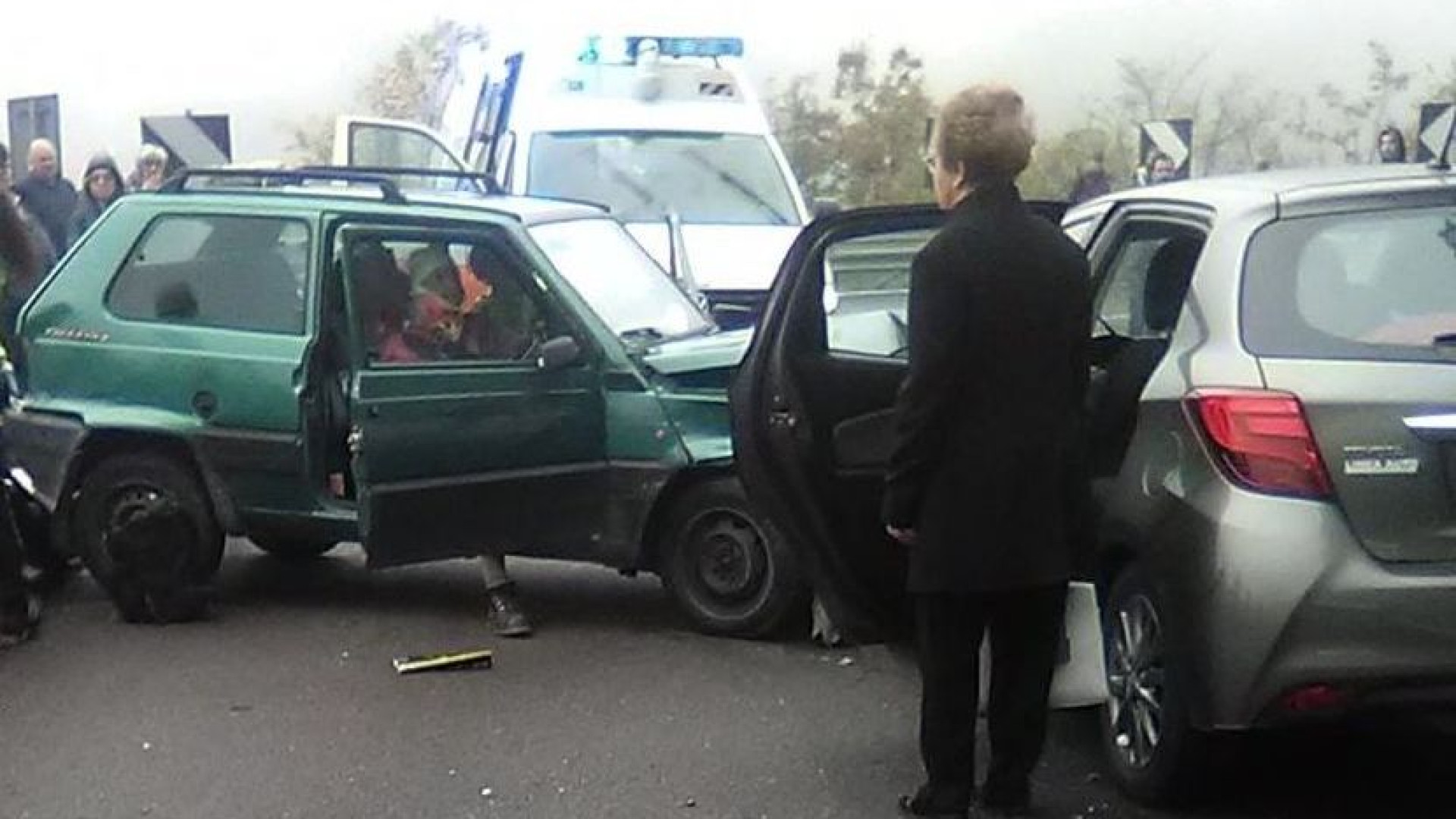 Frontale tra due auto a Corte Brugnatella: grave un anziano