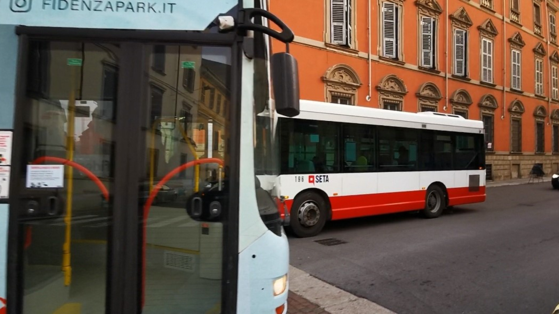 Cantiere in via Giordani, manca il semaforo e per auto e pullman è il caos