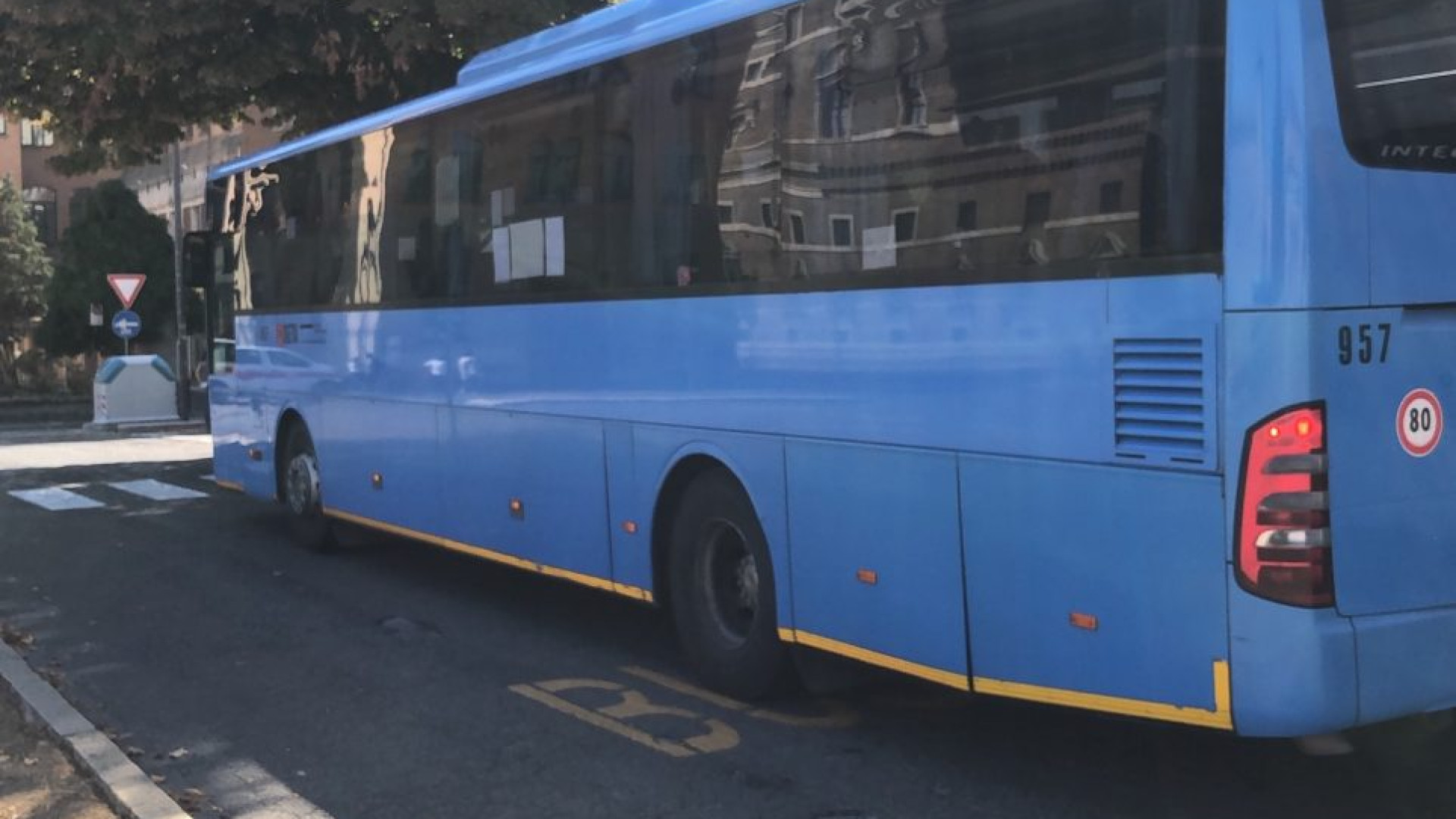 Aggressione sul bus:  paura per una lite con coltello sulla corriera di Ponte dell'Olio