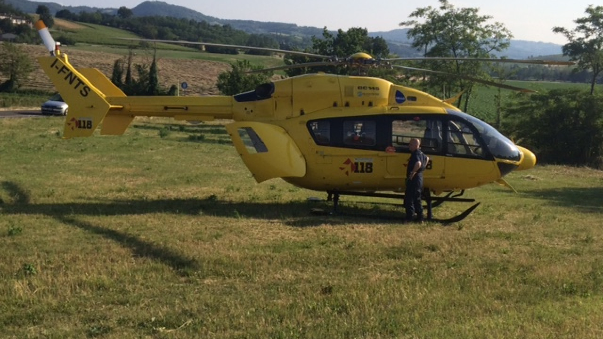 Gli scivola la motosega, 59enne si ferisce gravemente ad un braccio