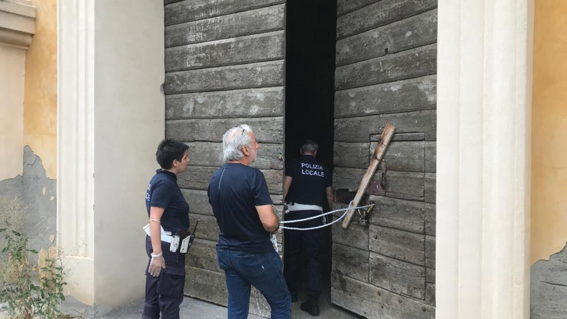 Ex chiesa Benedettine, porta sfondata: controllo anti-degrado