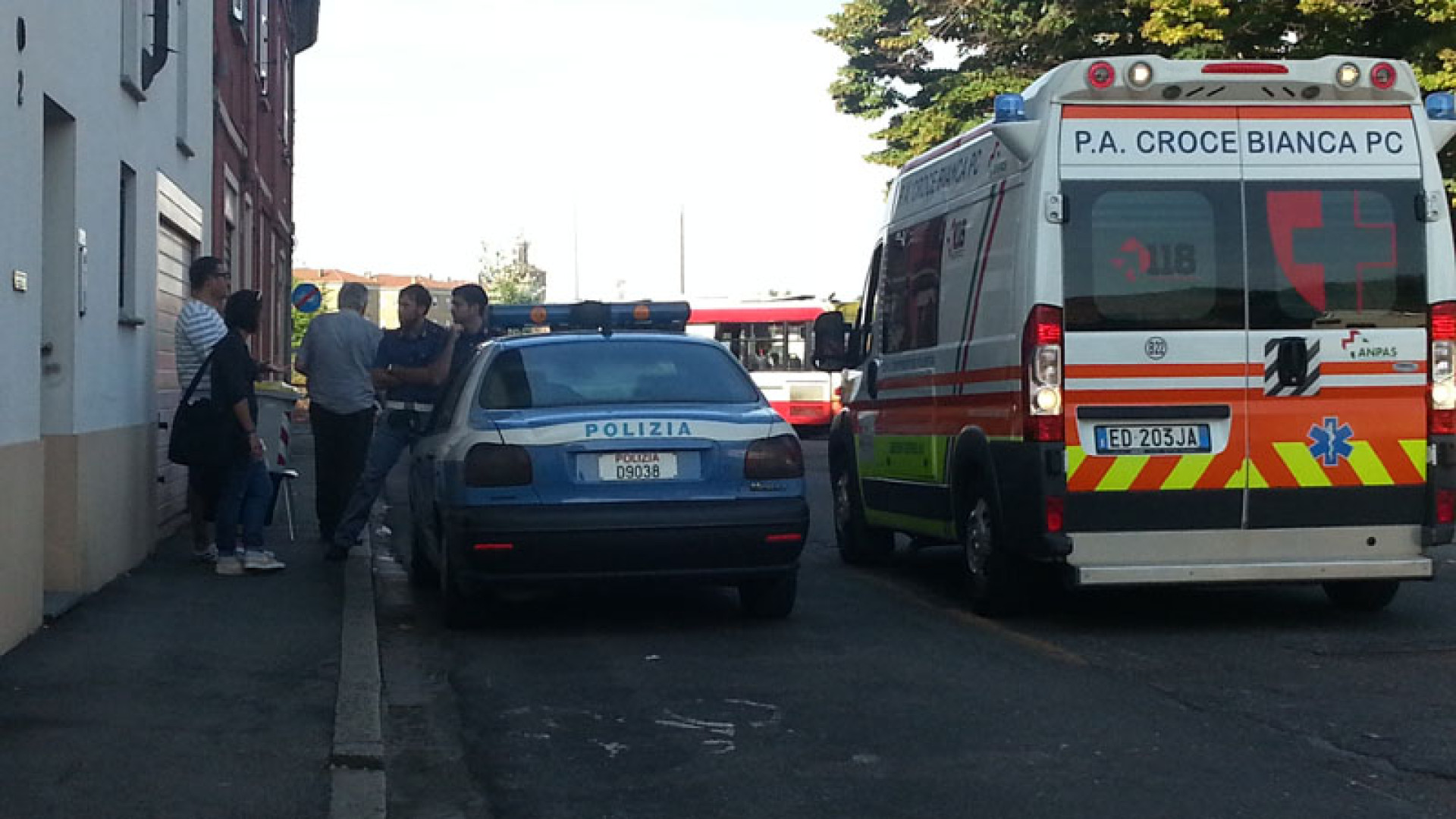 Via Borghetto, anziano derubato da due sconosciuti in moto