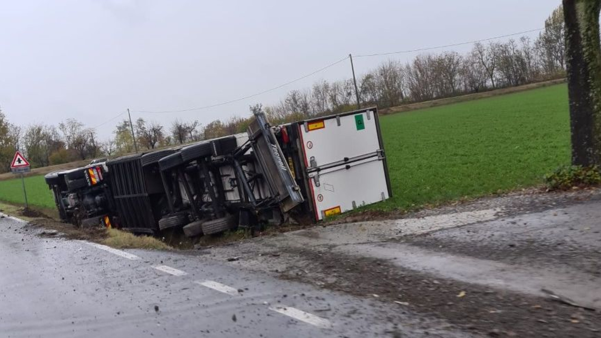 Incidente sulla provinciale per Cortemaggiore, Tir fuori strada si ribalta nel campo