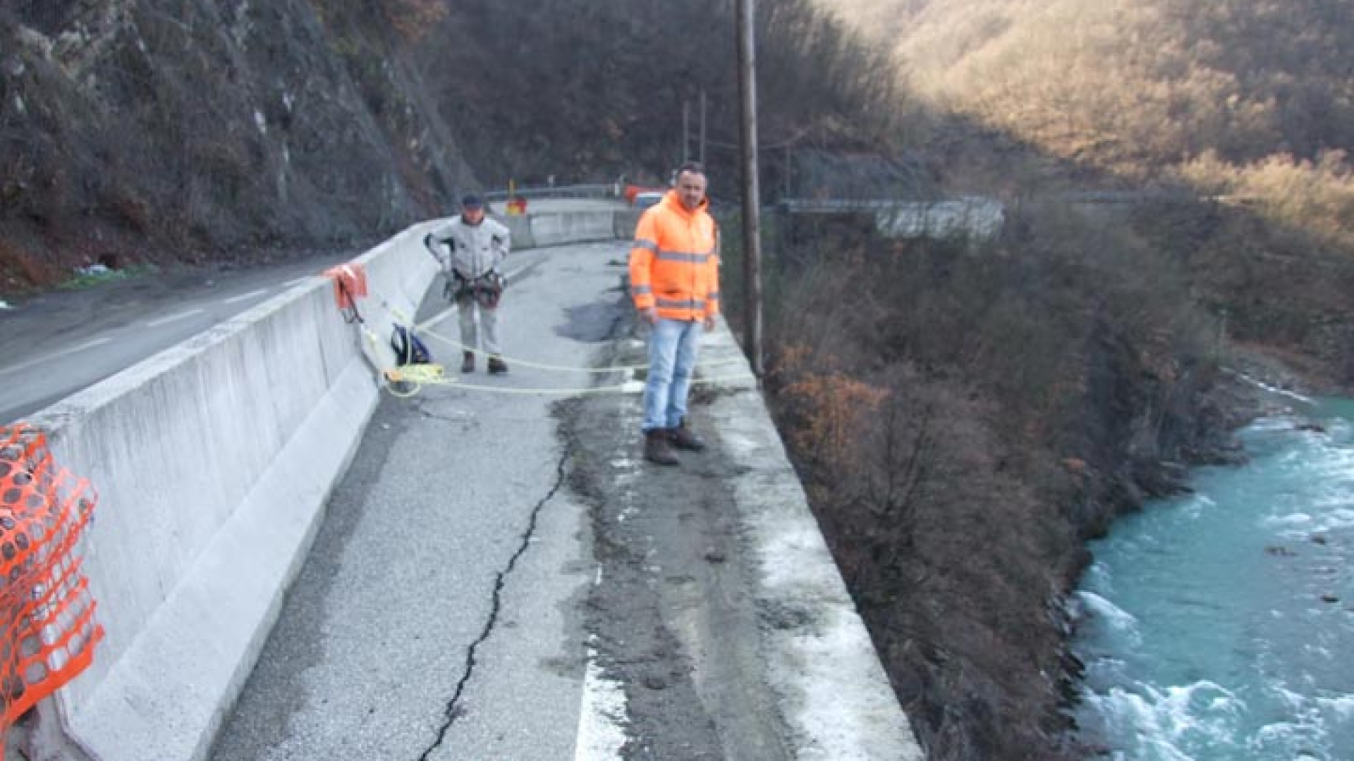 Marsaglia, la strada resta sospesa sul nulla. I rocciatori:"Intervenire subito"