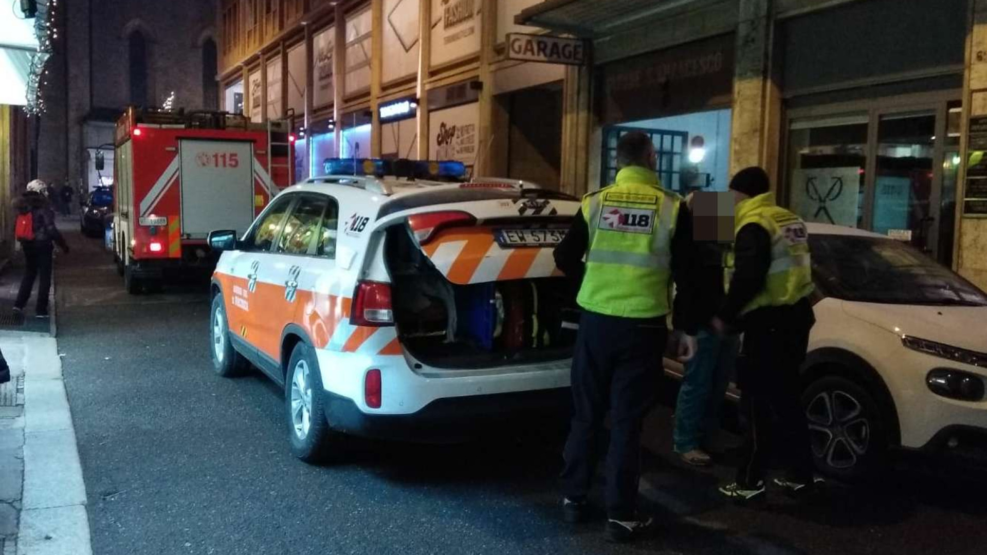 Odore di gas in via San Francesco, famiglie evacuate e impiegati in strada. Vigili del fuoco sul posto