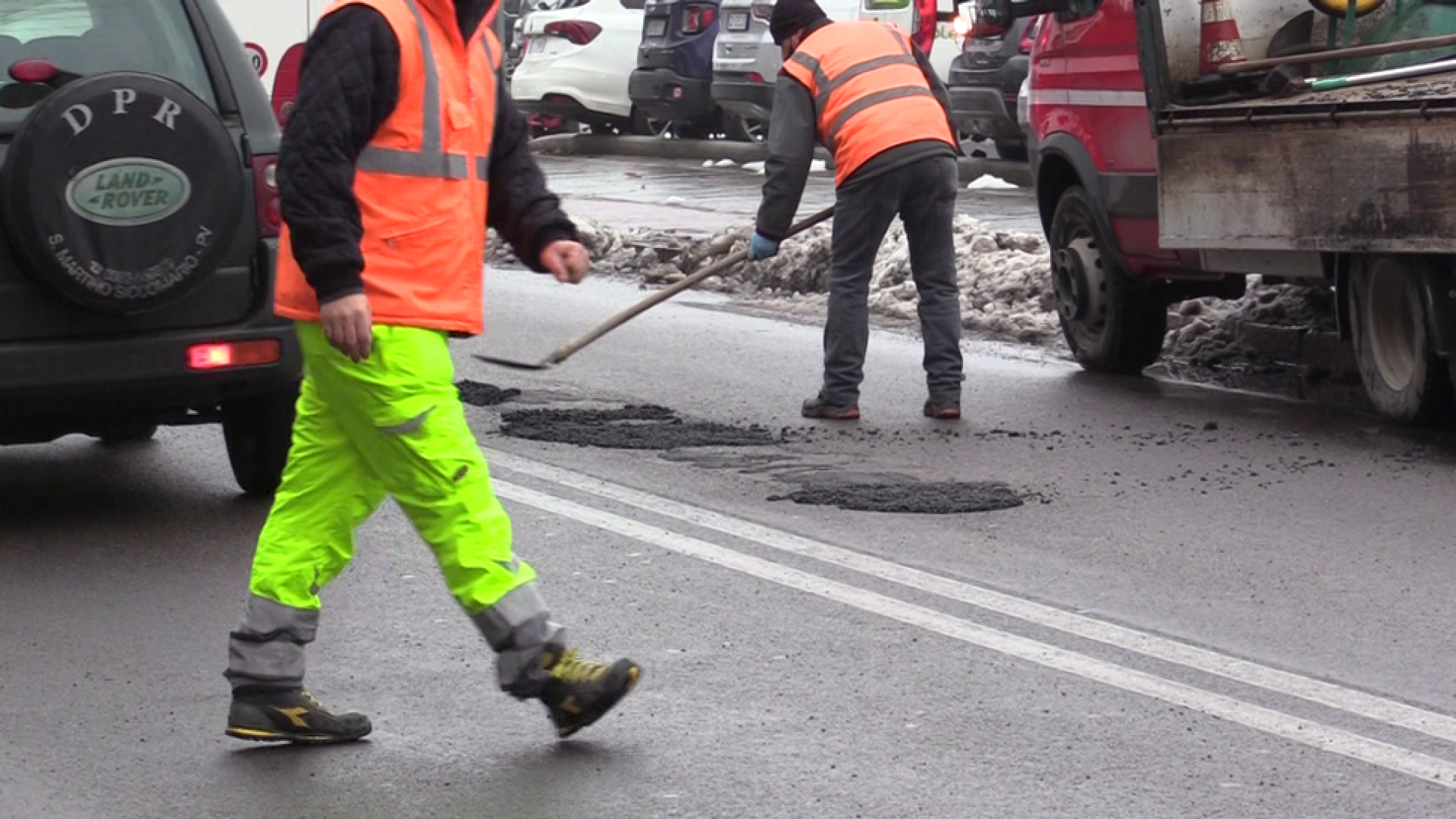 Maltempo, in città operai al lavoro su buche stradali e alberi caduti