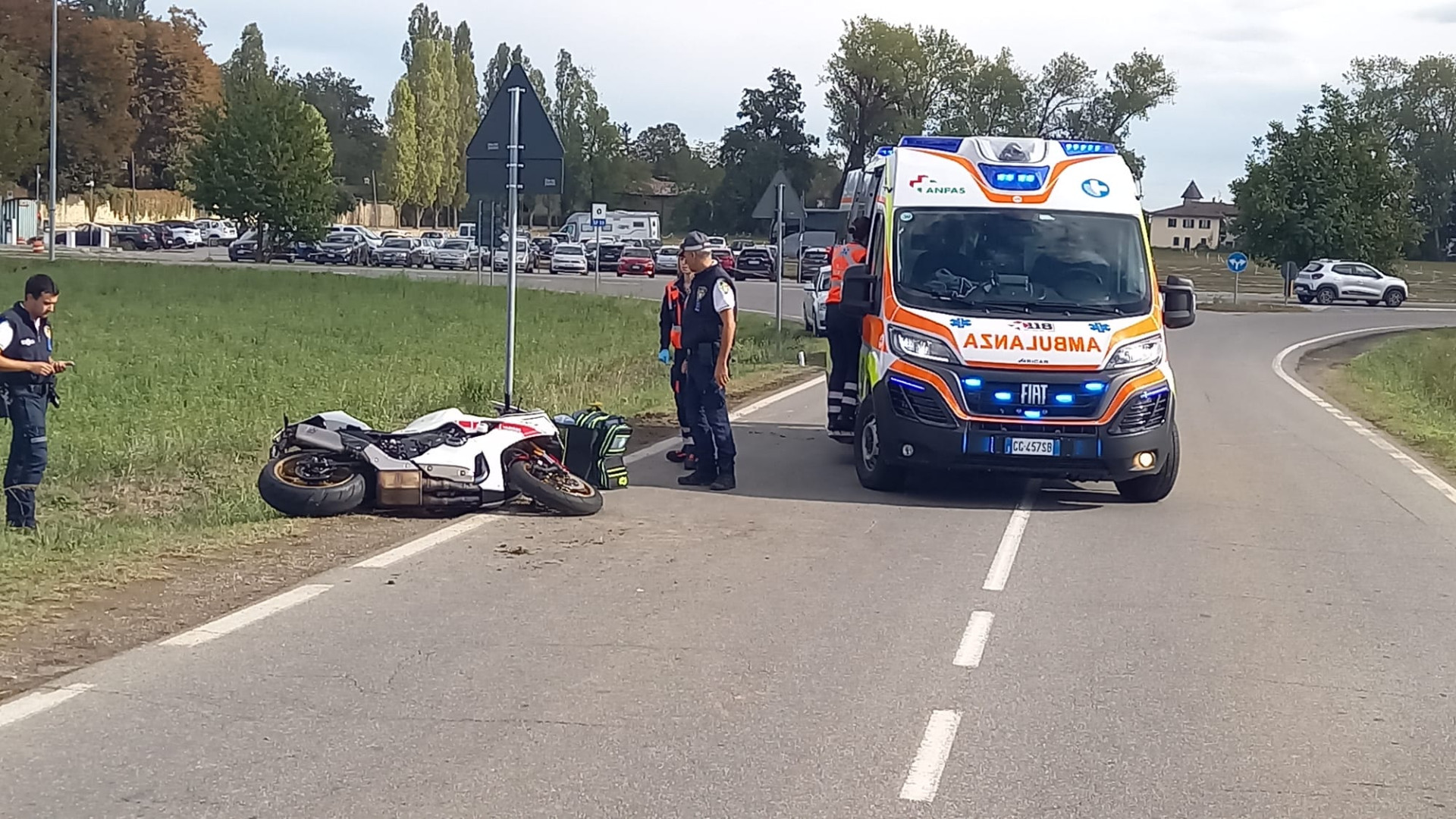 Perde il controllo della moto e batte la testa sull'asfalto. Portato via dall'elisoccorso
