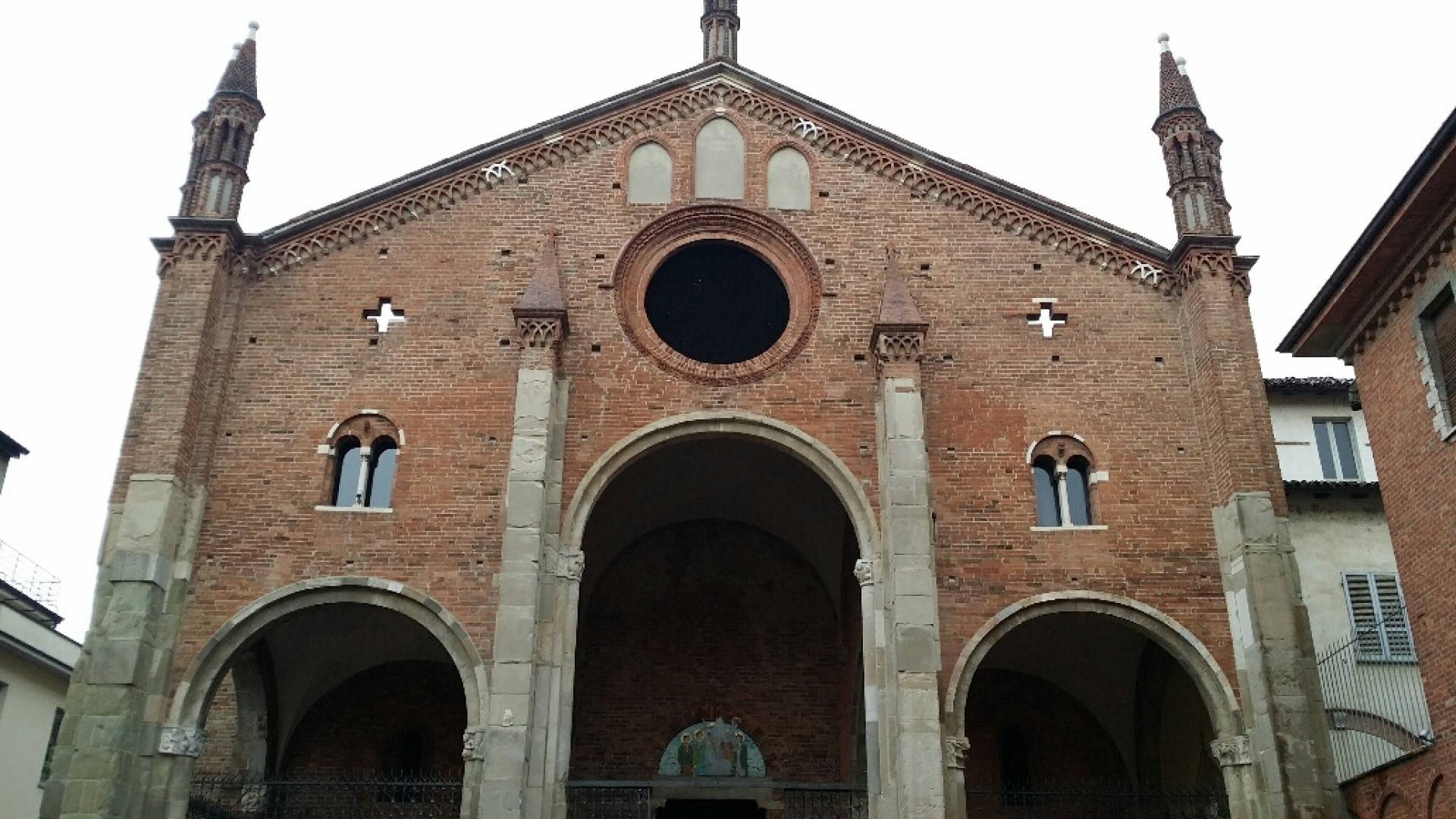 Sant'Eufemia, facciata restaurata. Il parroco: "C'è ancora molto da fare"
