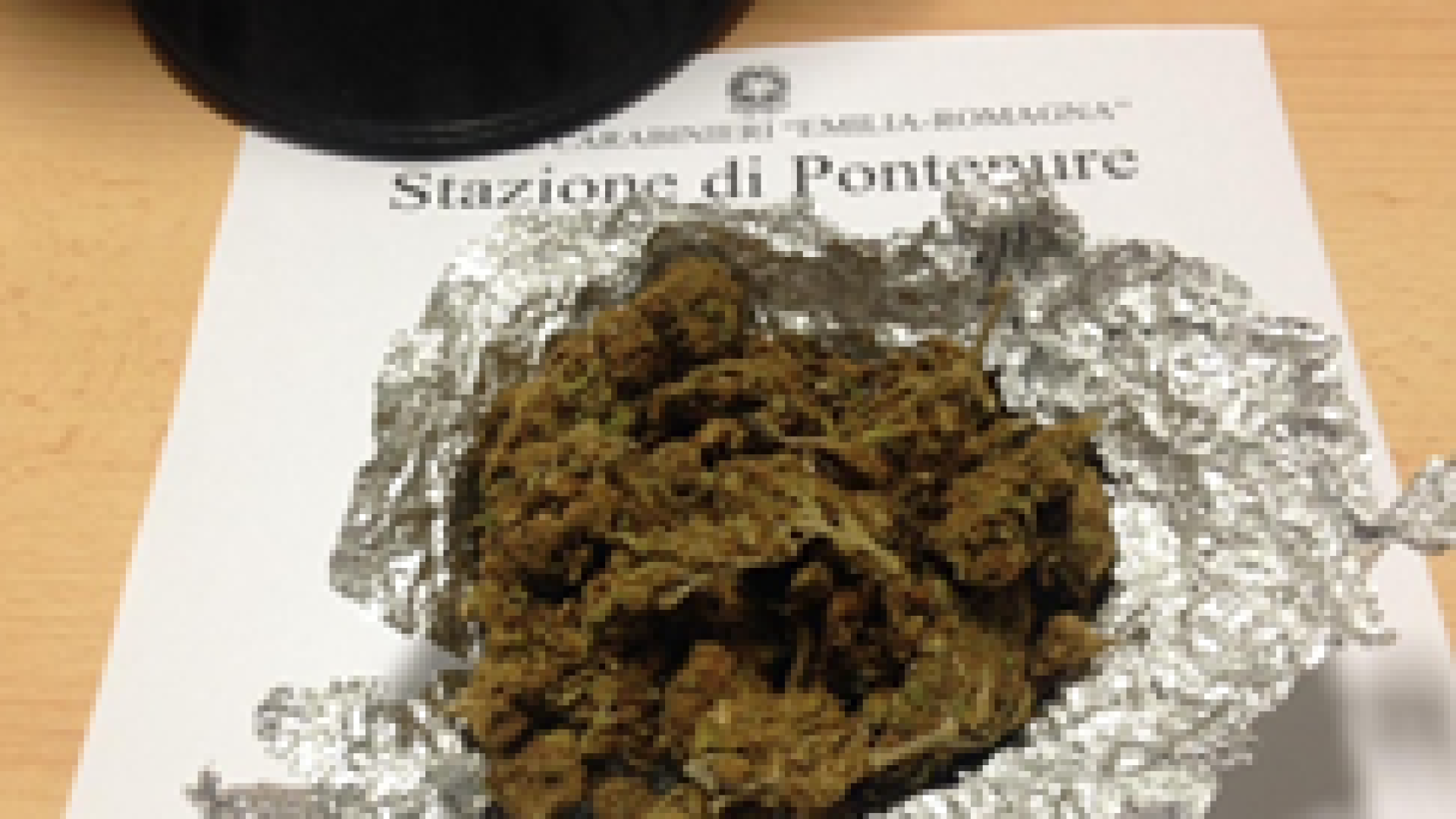 In bicicletta con 32 grammi di marijuana: 27enne denunciato