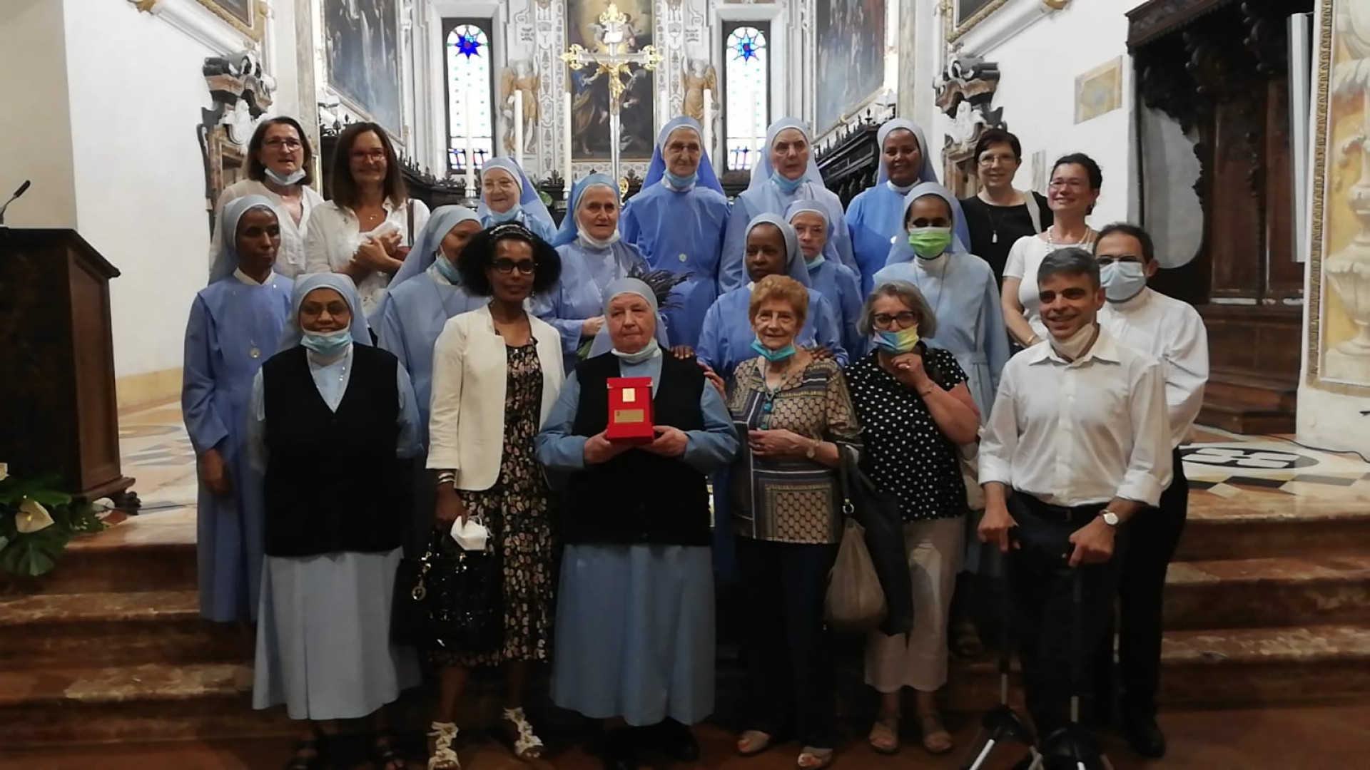 Antonino d’oro a suor Albina. “Lo fonderei per darne una goccia a suore e bambini”