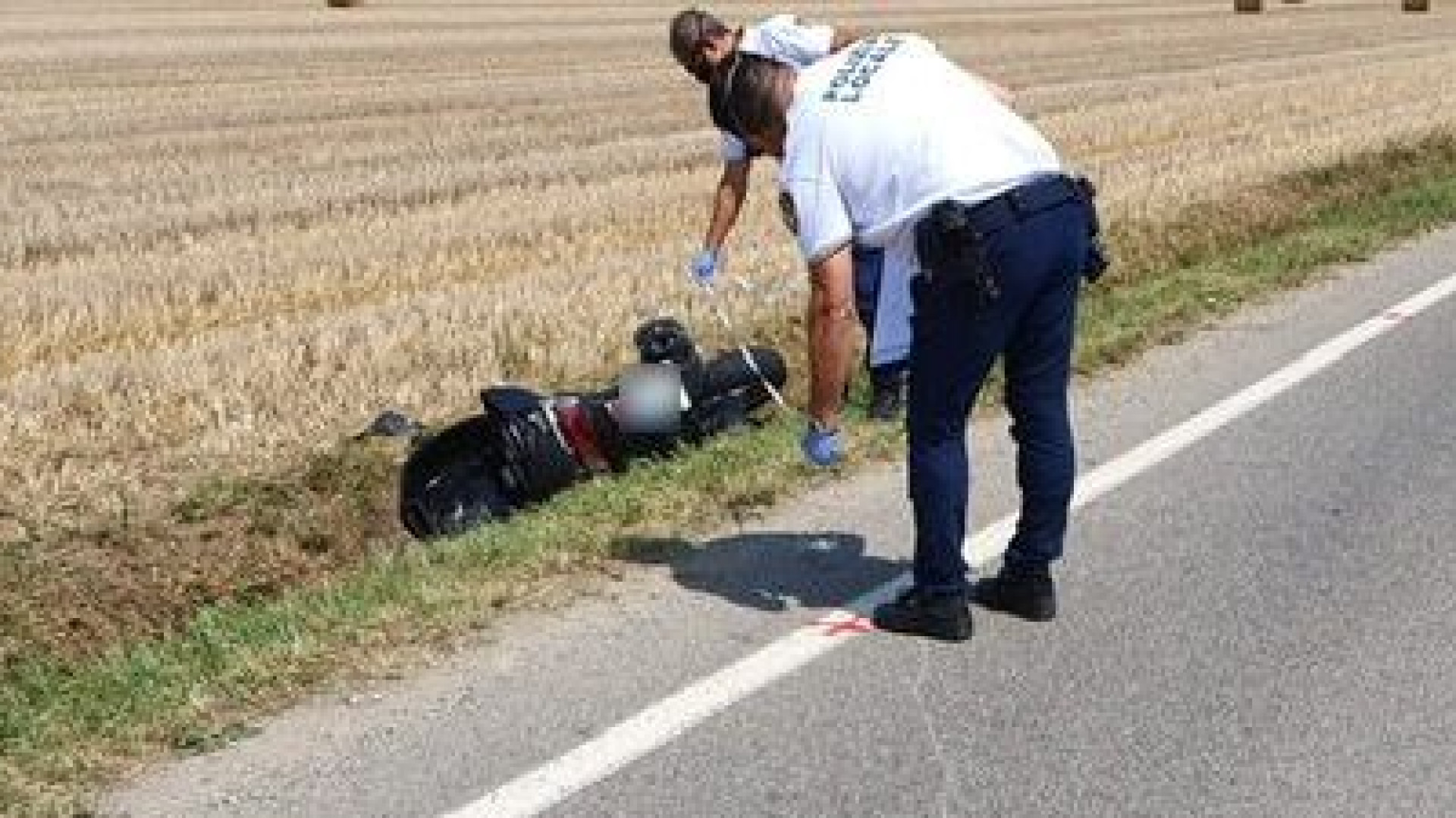 Fuori strada con lo scooter dopo lo scontro con un camion: 58enne ferito