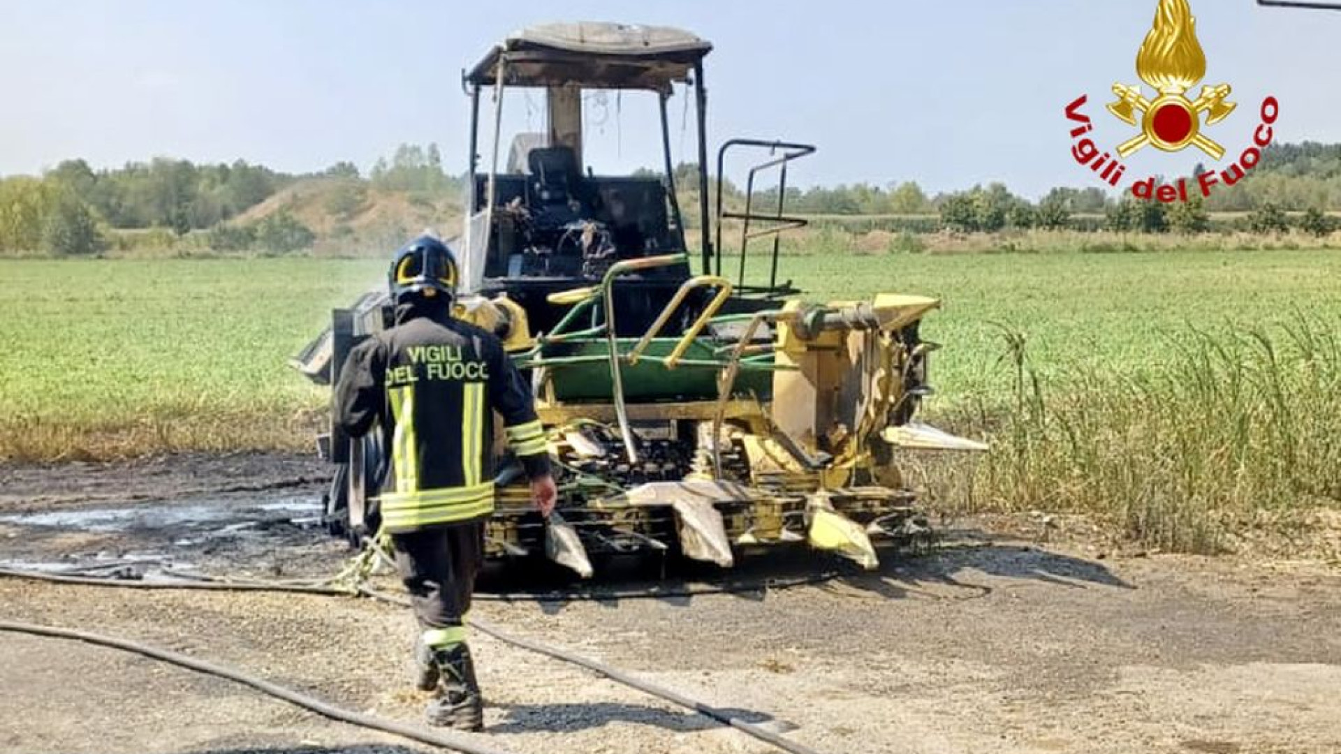 Fiamme in un campo a Quartazzola, brucia un macchinario agricolo