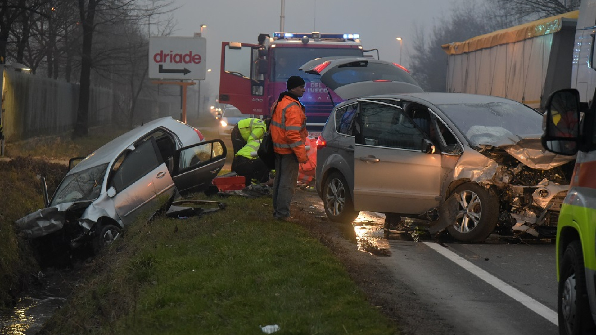 Violento scontro tra due vetture lungo la strada per Caorso, due persone ferite