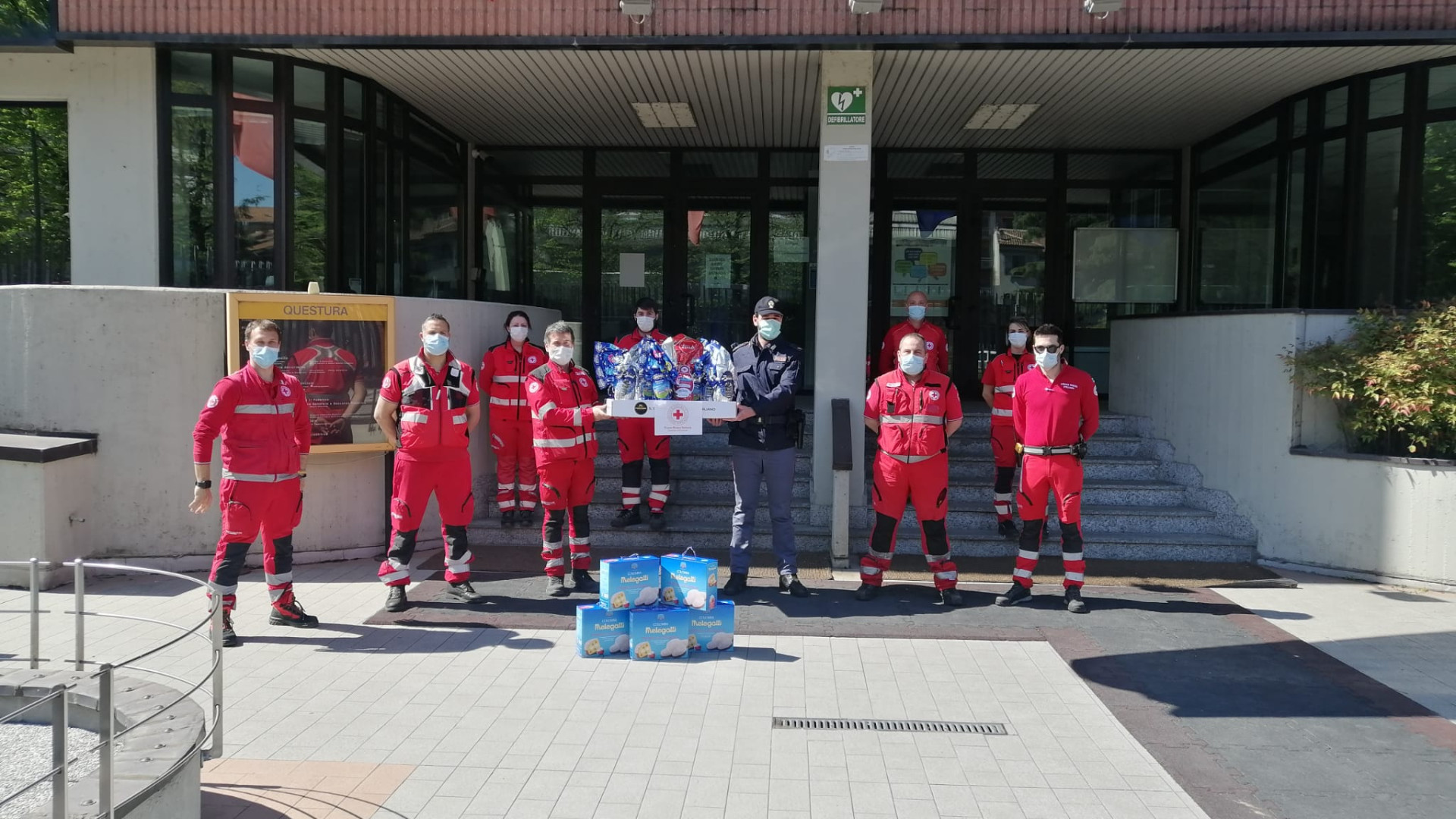 Pasqua al lavoro per tanti, gli uomini della Cri donano uova e colombe alle forze dell'ordine. FOTO